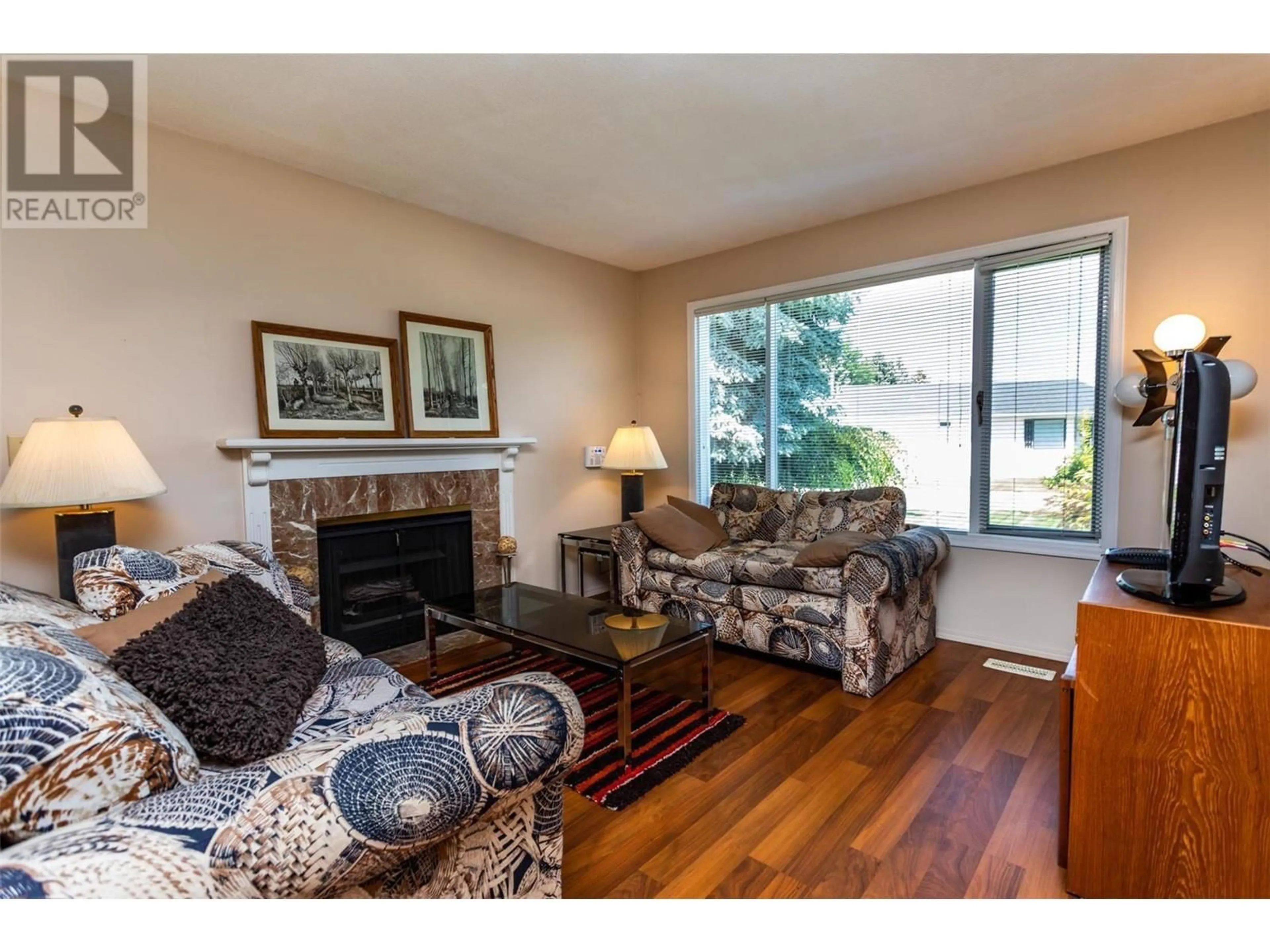 Living room with furniture, wood/laminate floor for 1255 Raymer Avenue Unit# 184, Kelowna British Columbia V1W3S3