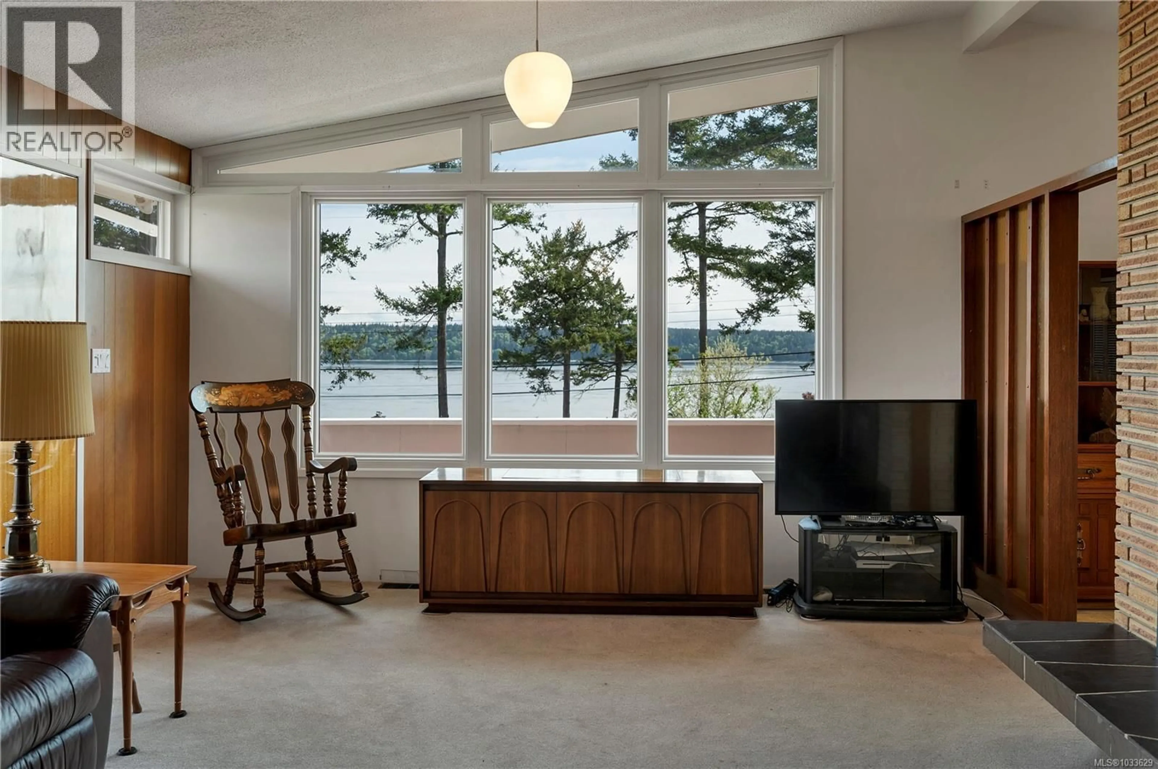 Living room with furniture, unknown for 52 MURPHY STREET SOUTH, Campbell River British Columbia V9W1Y4