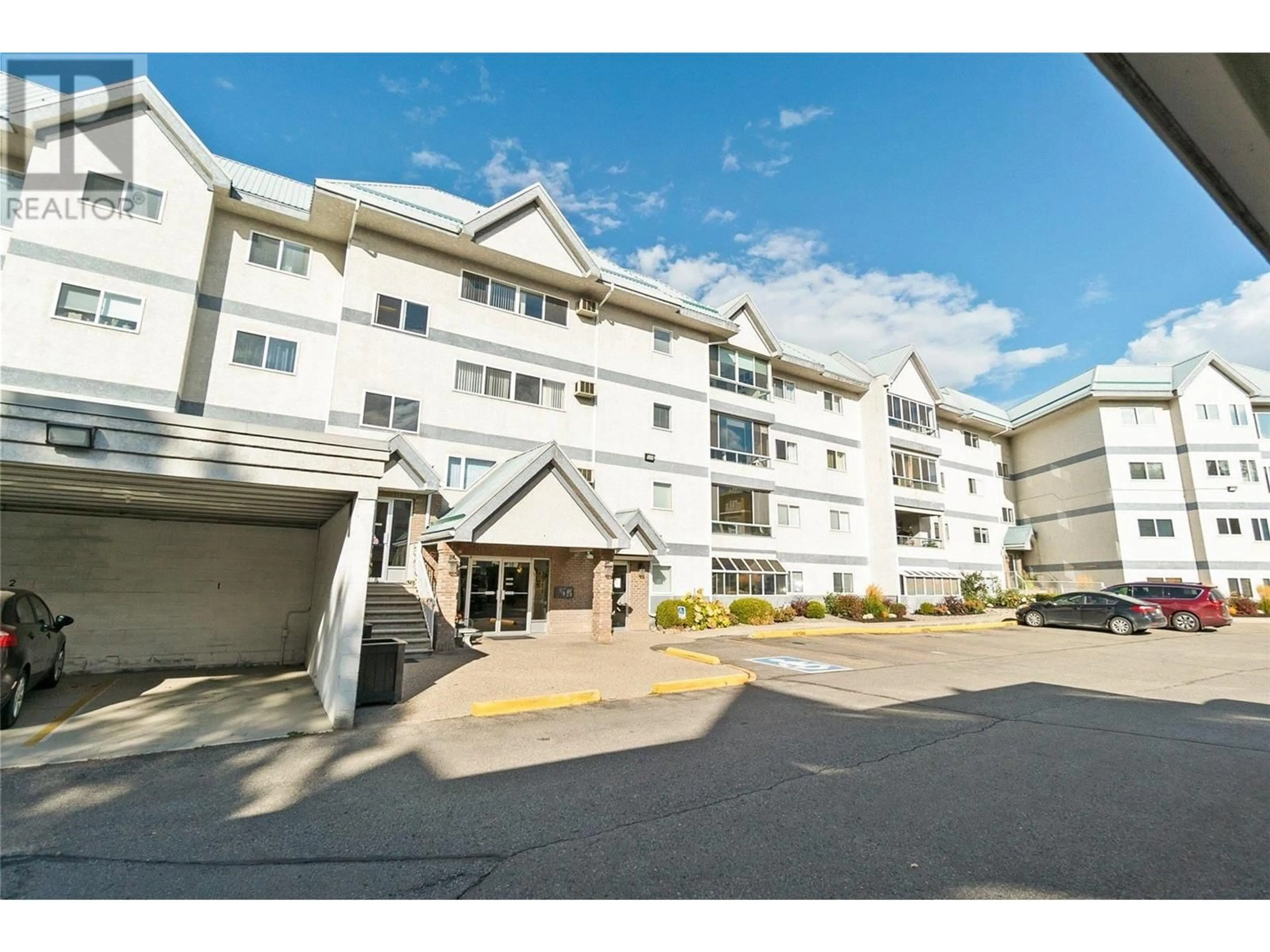 Indoor foyer for 101 - 200 HOLLYWOOD ROAD NORTH, Kelowna British Columbia V1X6Y9