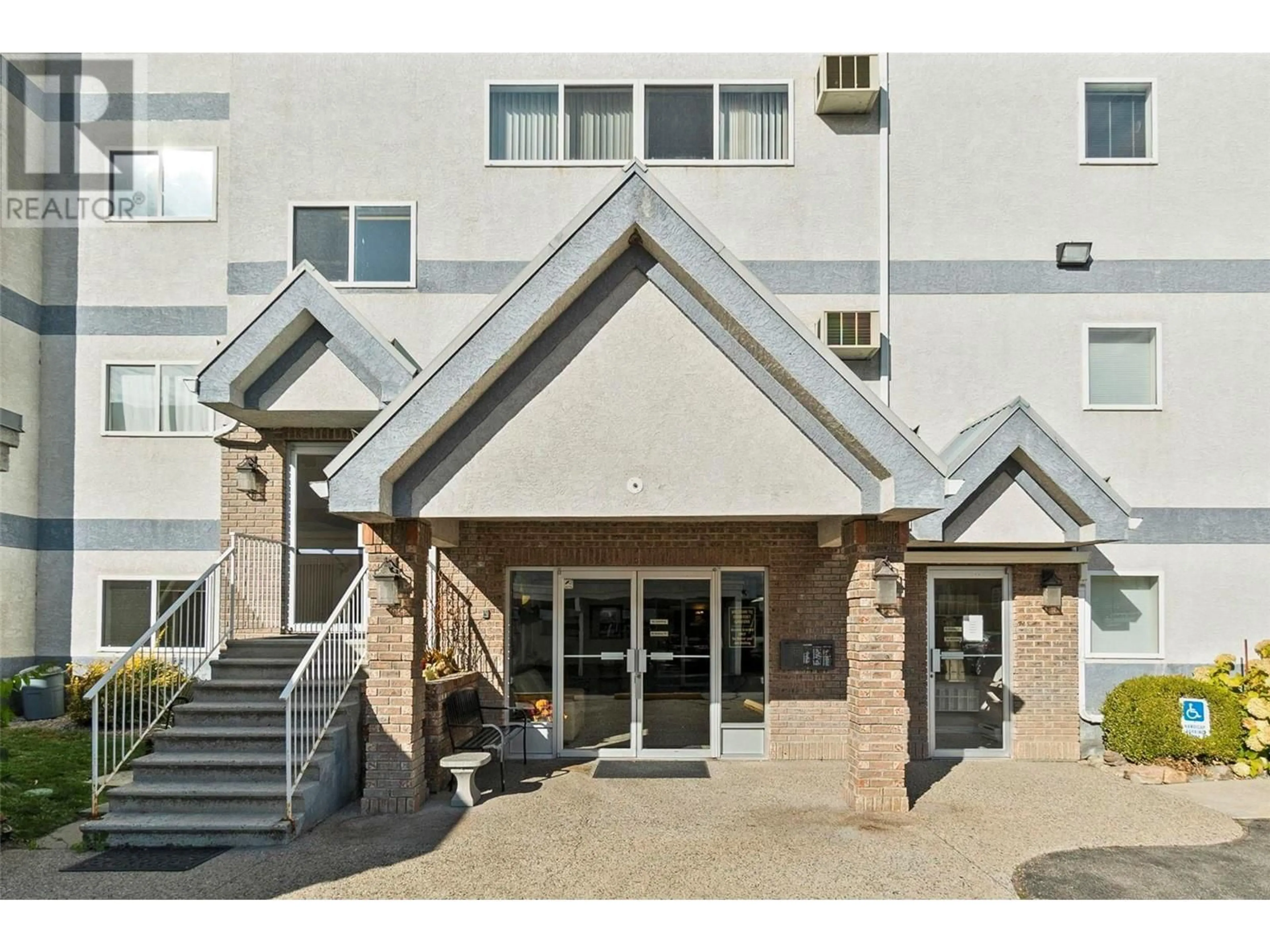 Indoor foyer for 101 - 200 HOLLYWOOD ROAD NORTH, Kelowna British Columbia V1X6Y9