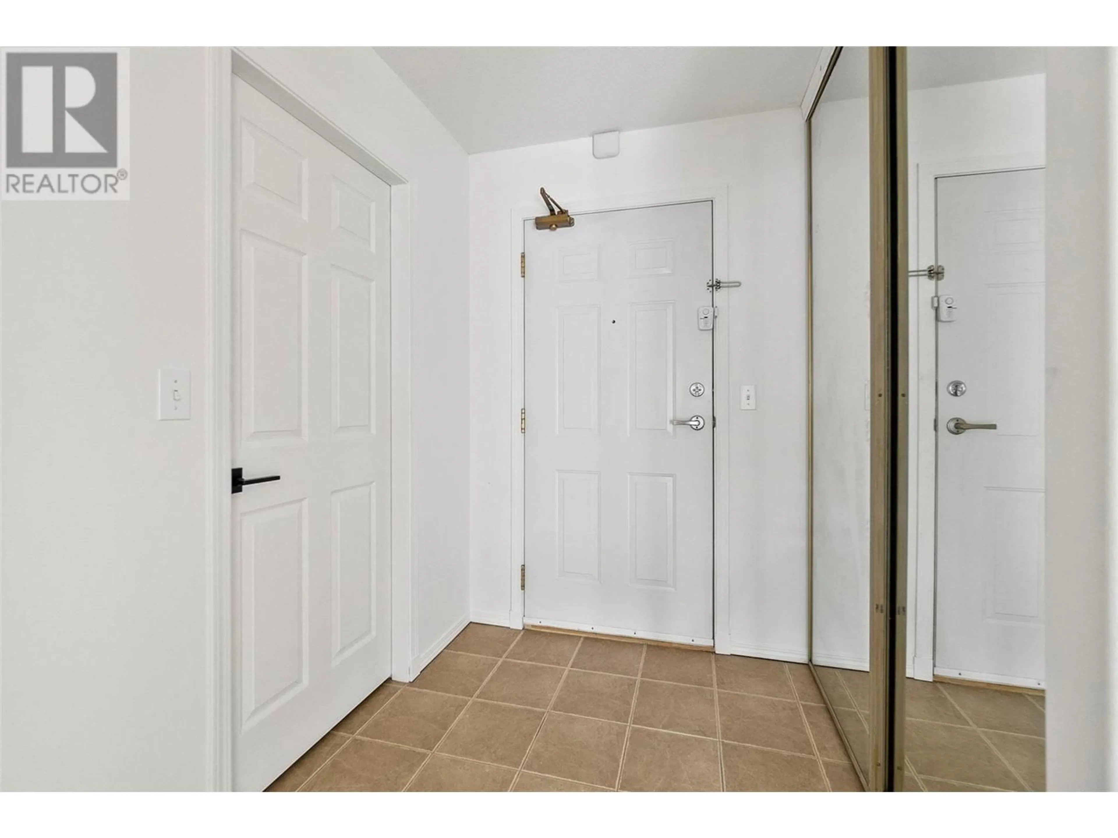 Indoor entryway for 101 - 200 HOLLYWOOD ROAD NORTH, Kelowna British Columbia V1X6Y9