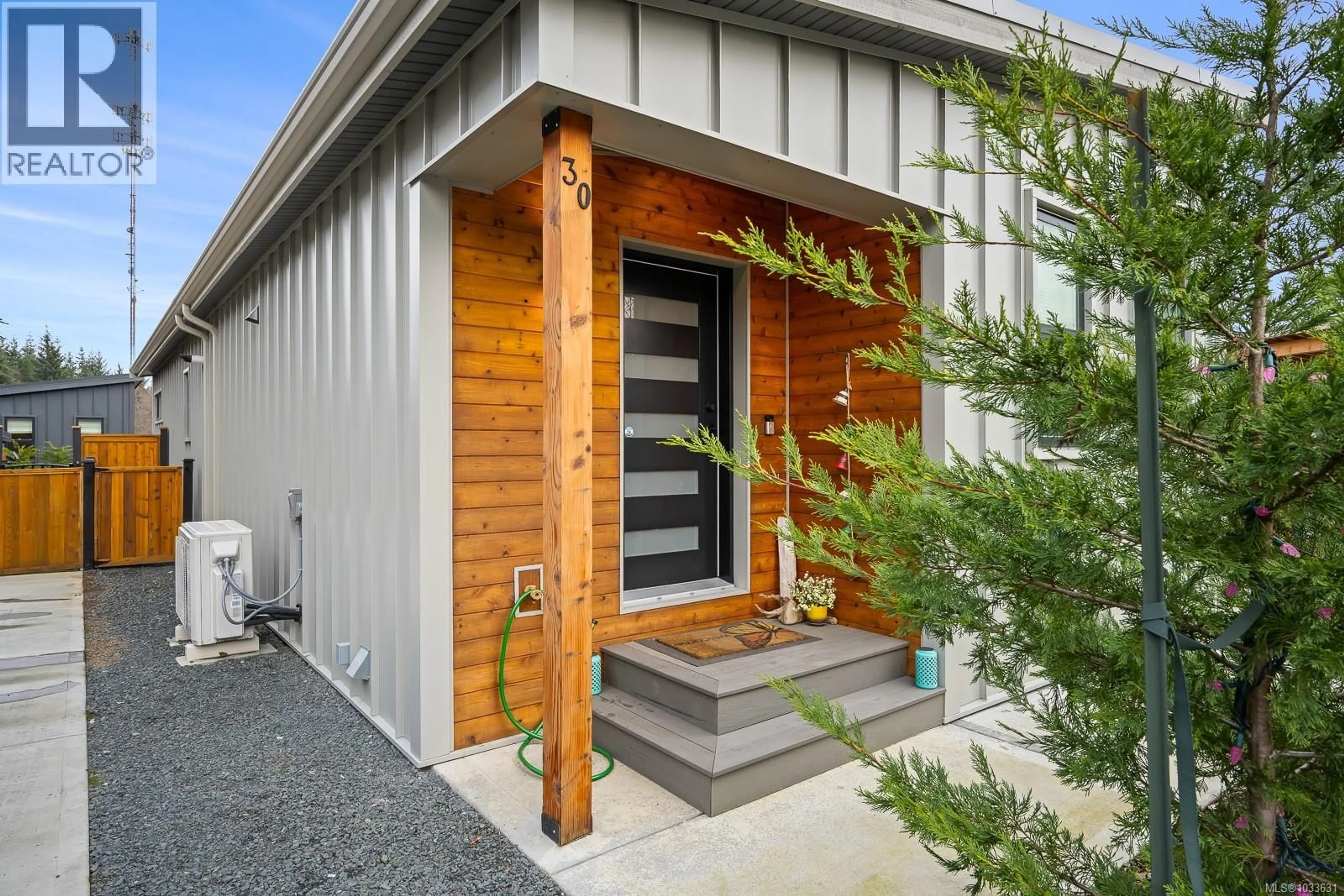 Indoor entryway for 30 - 3025 ROYSTON ROAD, Cumberland British Columbia V9N3P8