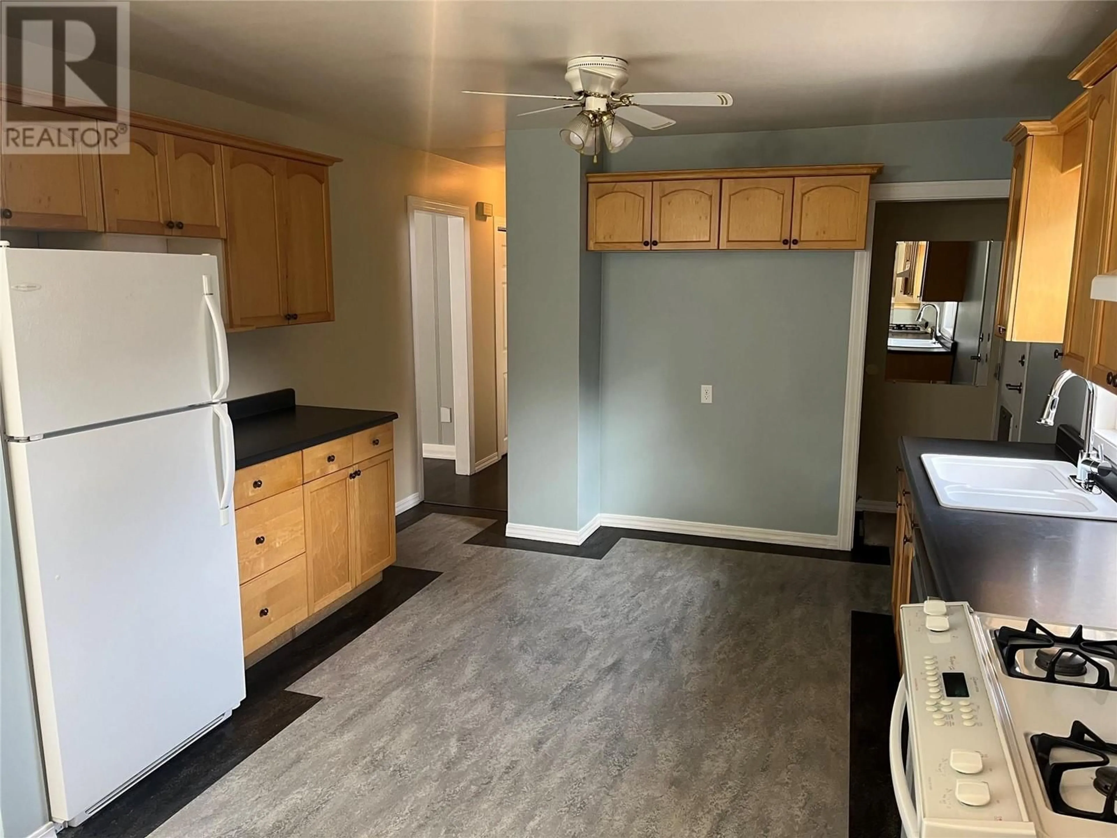 Standard kitchen, unknown for 2637 10TH AVENUE, Castlegar British Columbia V1N3A4
