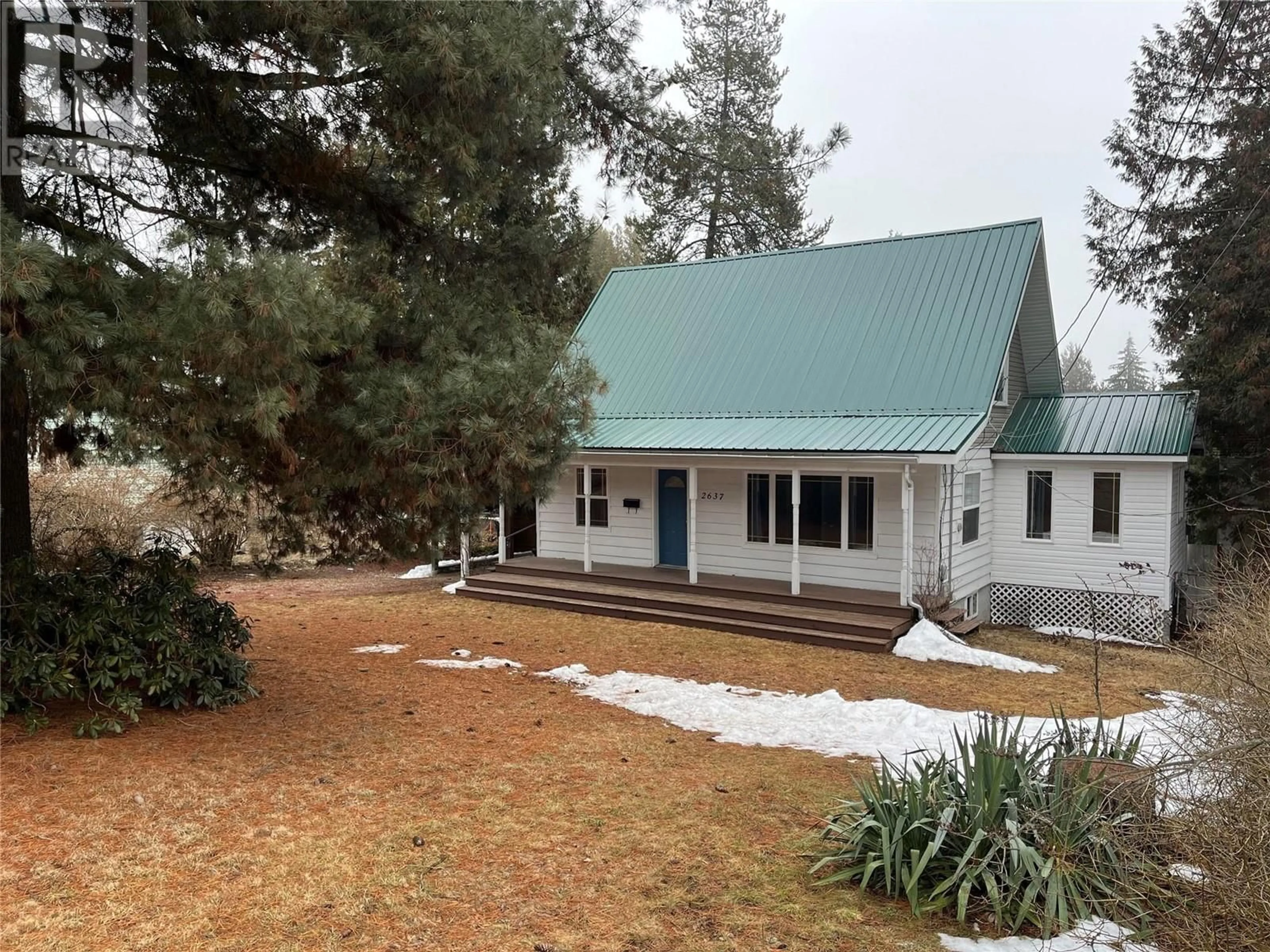 A pic from outside/outdoor area/front of a property/back of a property/a pic from drone, mountain view for 2637 10th Avenue, Castlegar British Columbia V1N3A4