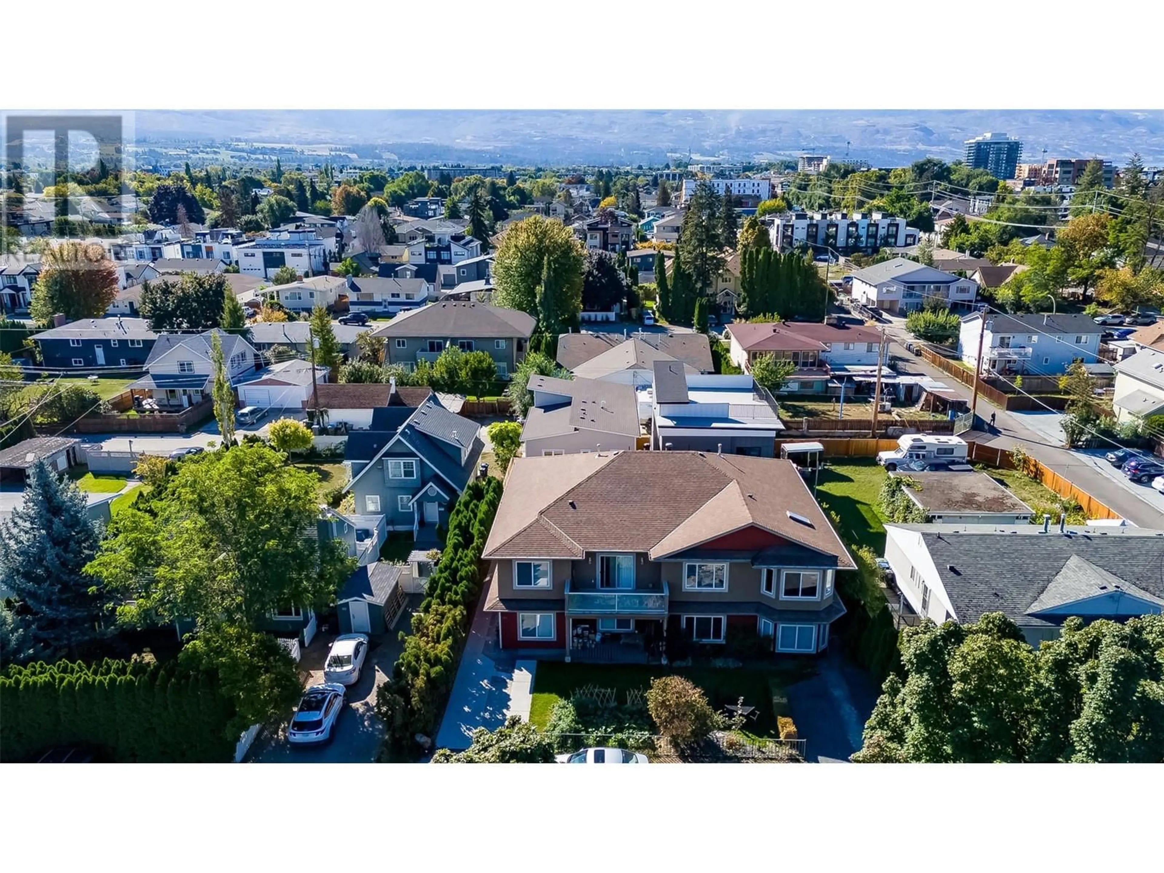 A pic from outside/outdoor area/front of a property/back of a property/a pic from drone, unknown for 755 Birch Avenue, Kelowna British Columbia V1Y5H3