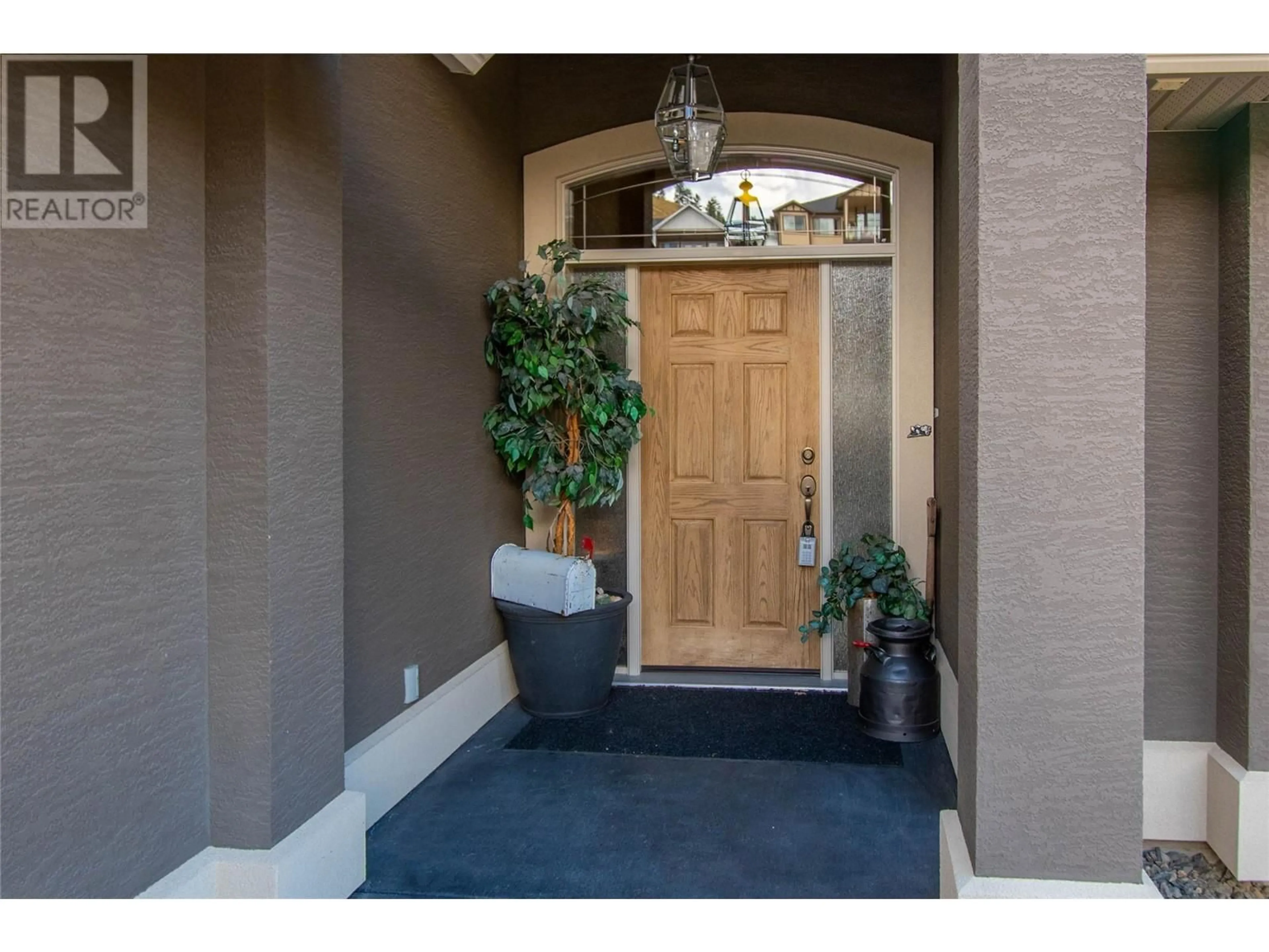 Indoor entryway for 1377 KENDRA COURT, Kelowna British Columbia V1P1P1