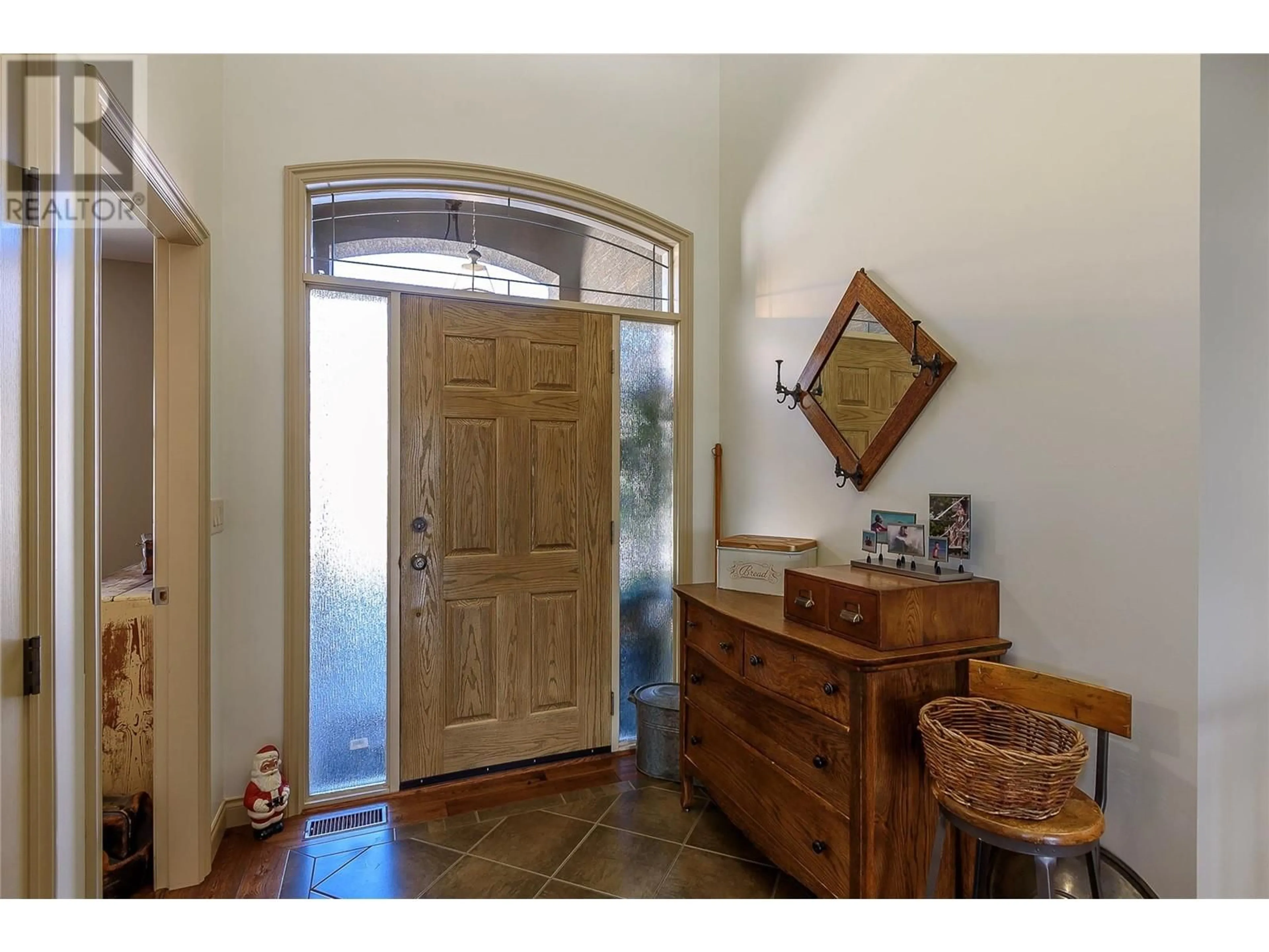 Indoor entryway for 1377 Kendra Court, Kelowna British Columbia V1P1P1