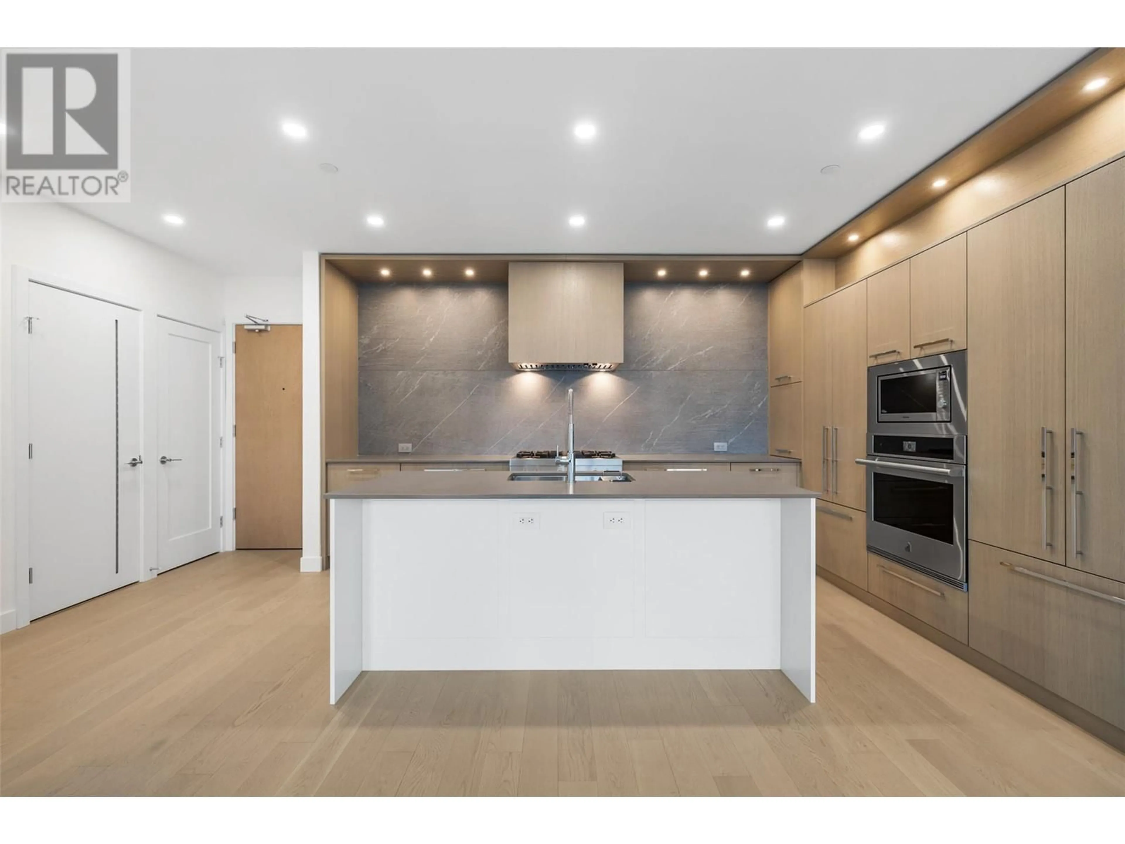 Open concept kitchen, ceramic/tile floor for 403 - 3389 LAKESHORE ROAD, Kelowna British Columbia V1W0G5