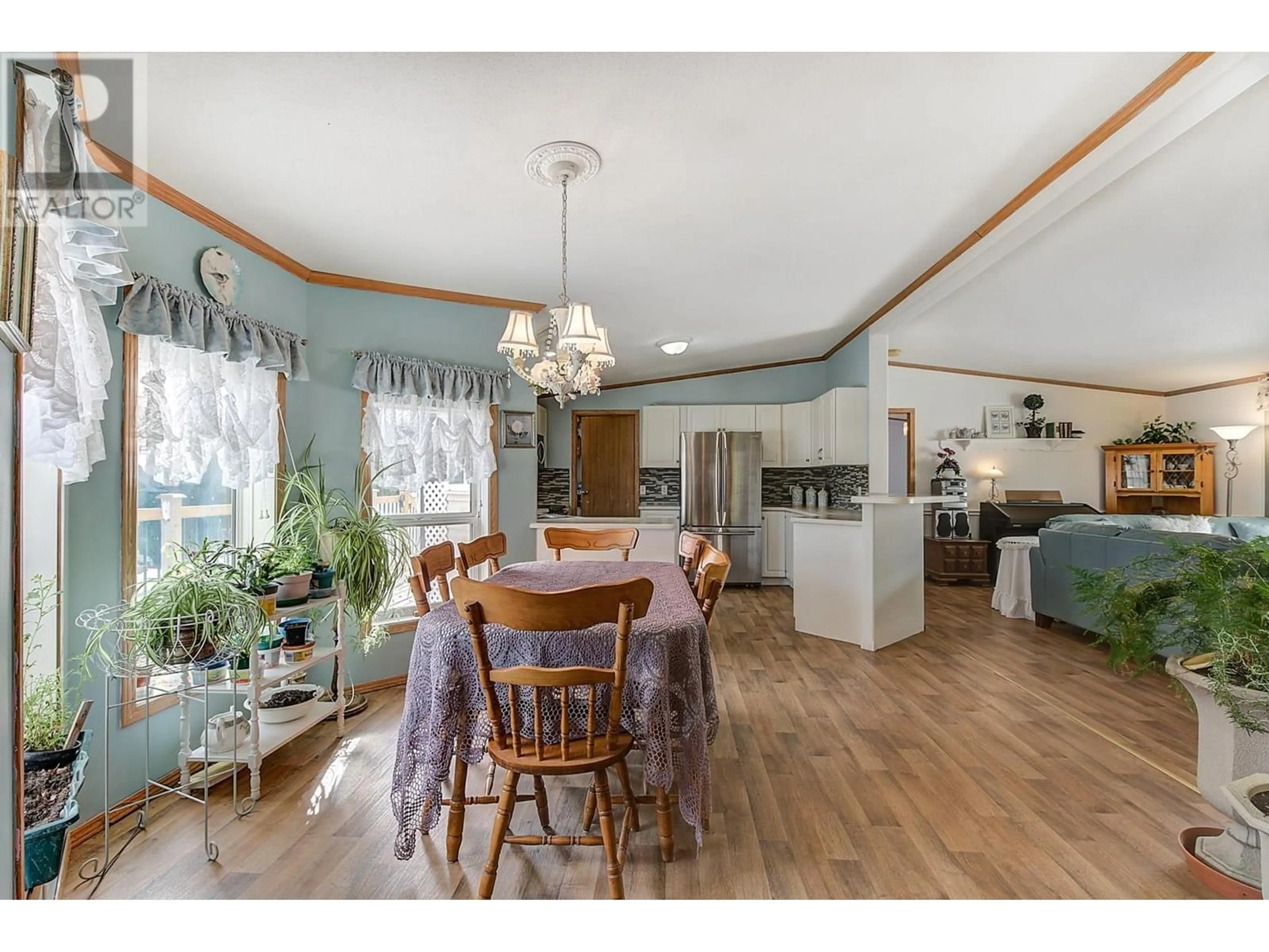 Dining room, wood/laminate floor for 1525 Westside Road Unit# 91, Kelowna British Columbia V1Z3Y3