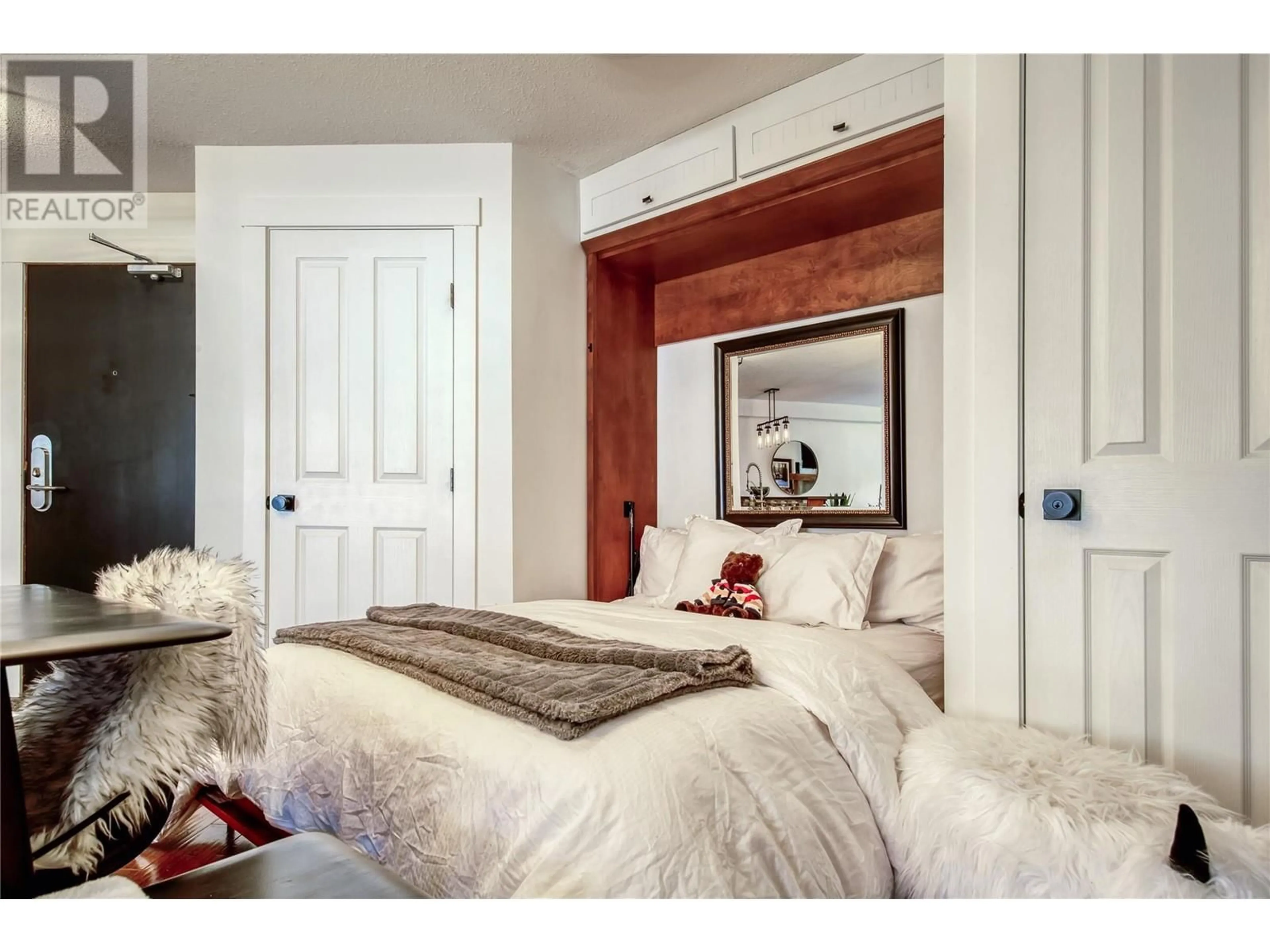 Bedroom with bed, unknown for 307 - 2070 SUMMIT DRIVE, Panorama British Columbia V0A1T0
