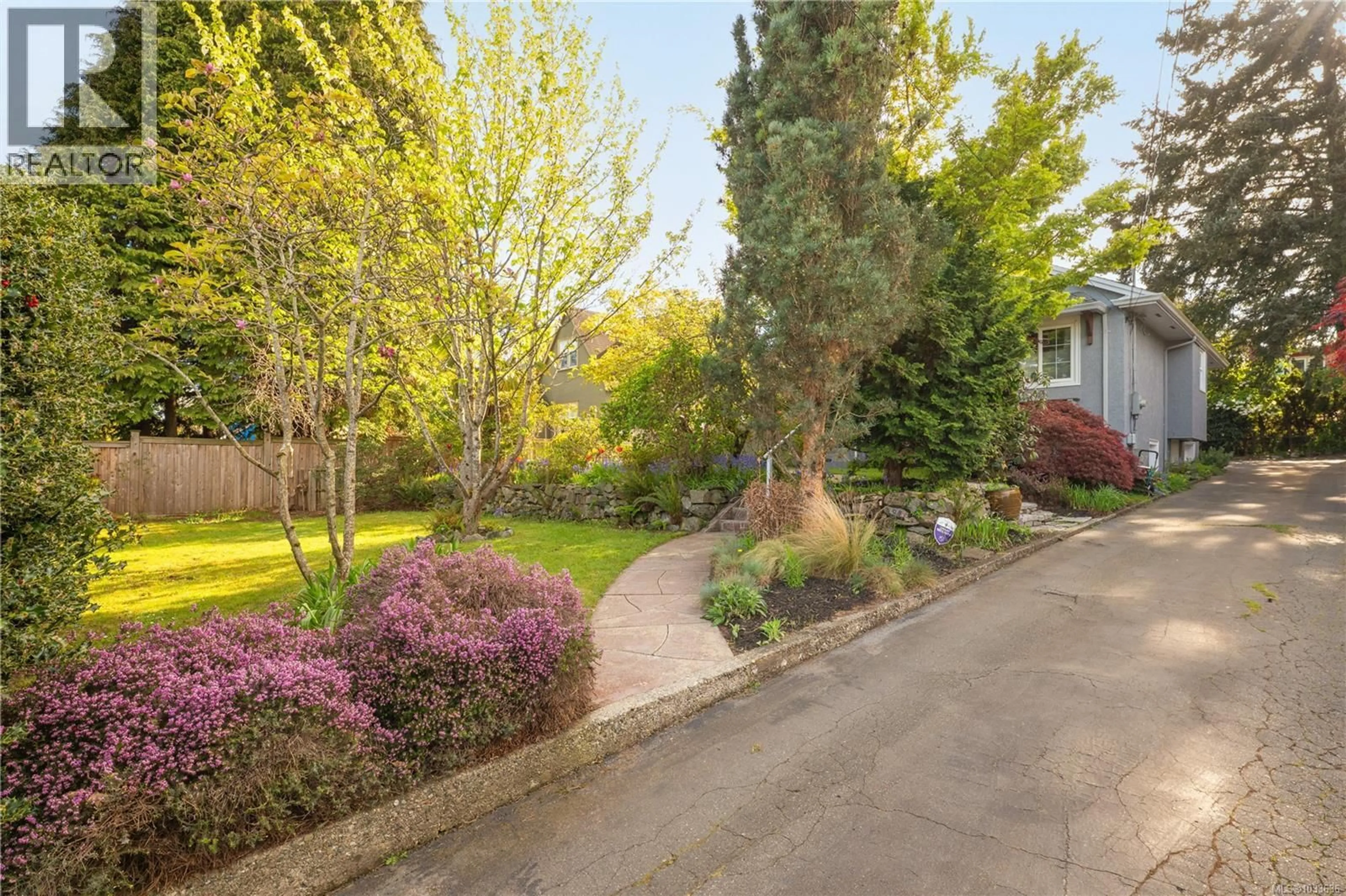 Patio, street for 225 STEWART AVENUE, Nanaimo British Columbia V9S4C2