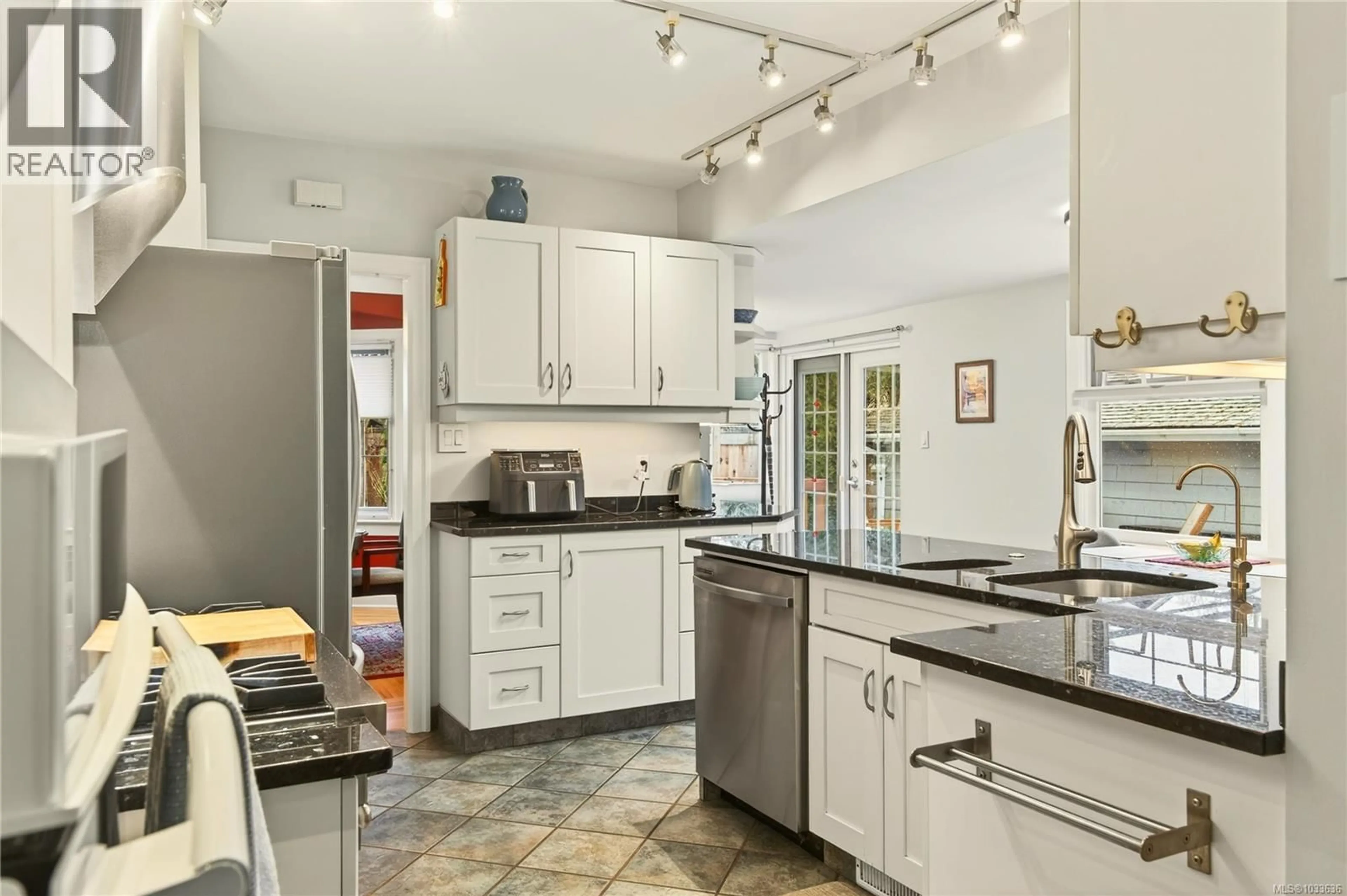 Open concept kitchen, ceramic/tile floor for 225 STEWART AVENUE, Nanaimo British Columbia V9S4C2