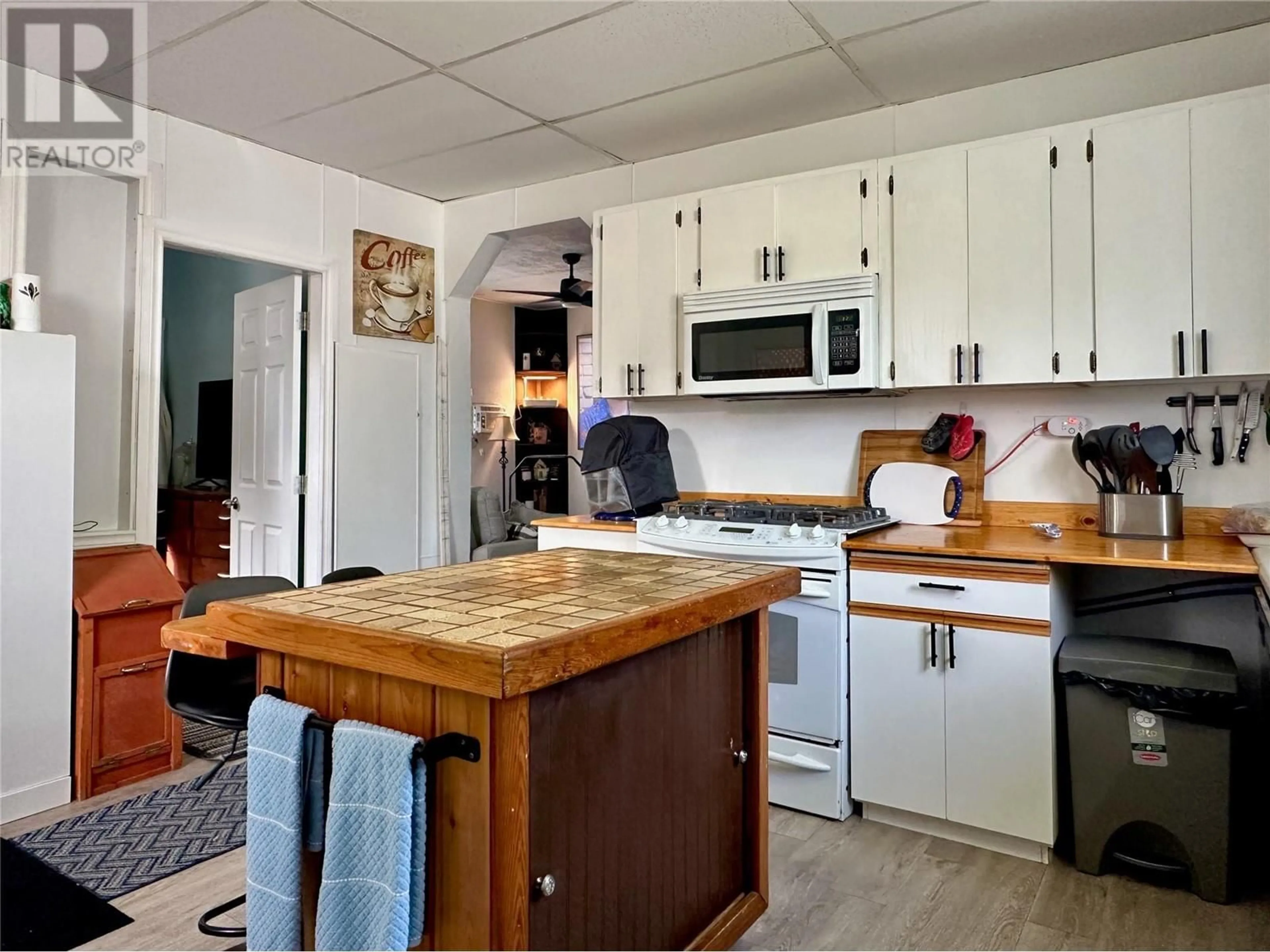 Open concept kitchen, unknown for 724 Stanley Avenue, Enderby British Columbia V0E1V0