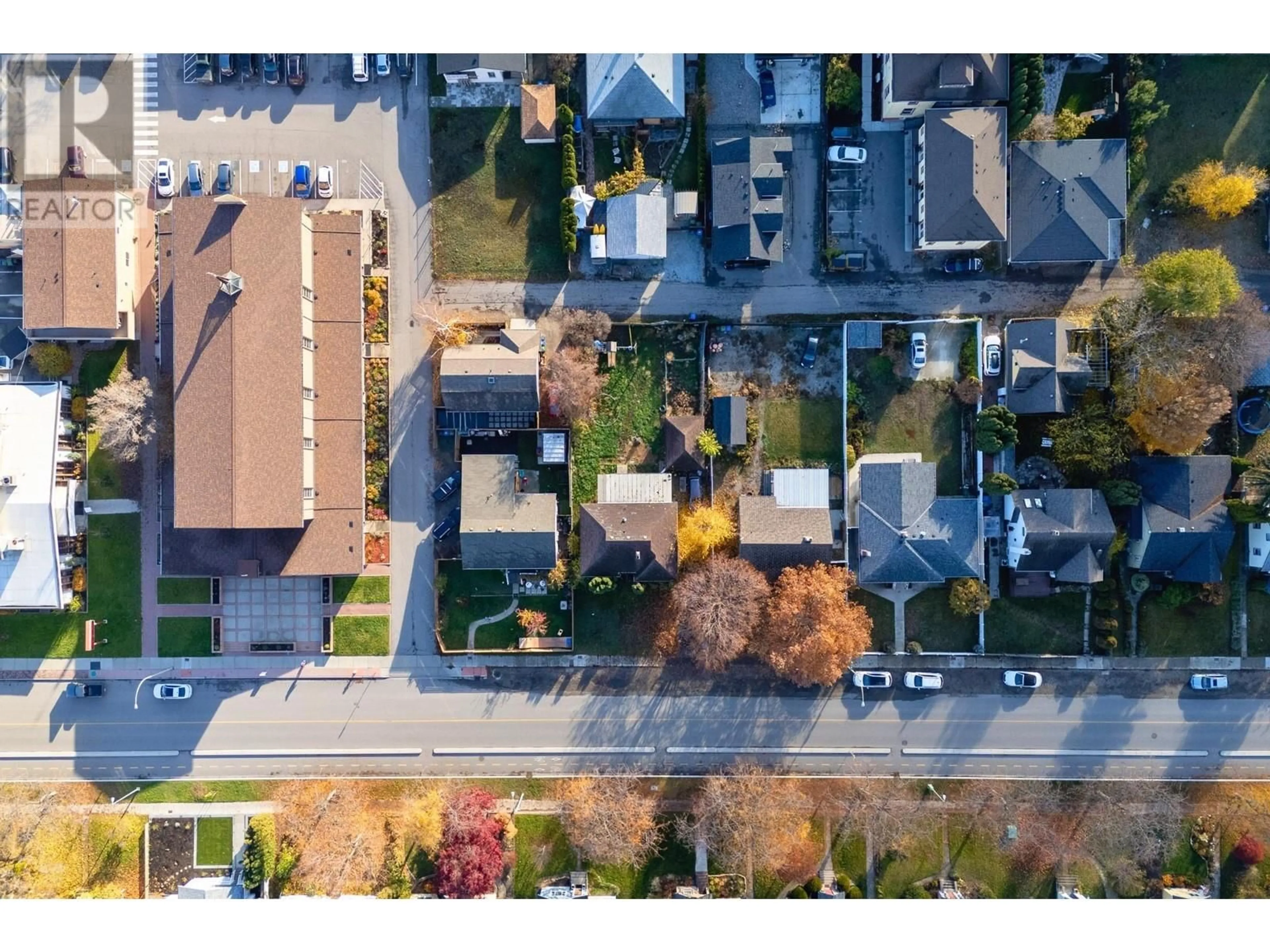 A pic from outside/outdoor area/front of a property/back of a property/a pic from drone, street for 799 SUTHERLAND AVENUE, Kelowna British Columbia V1Y5X4