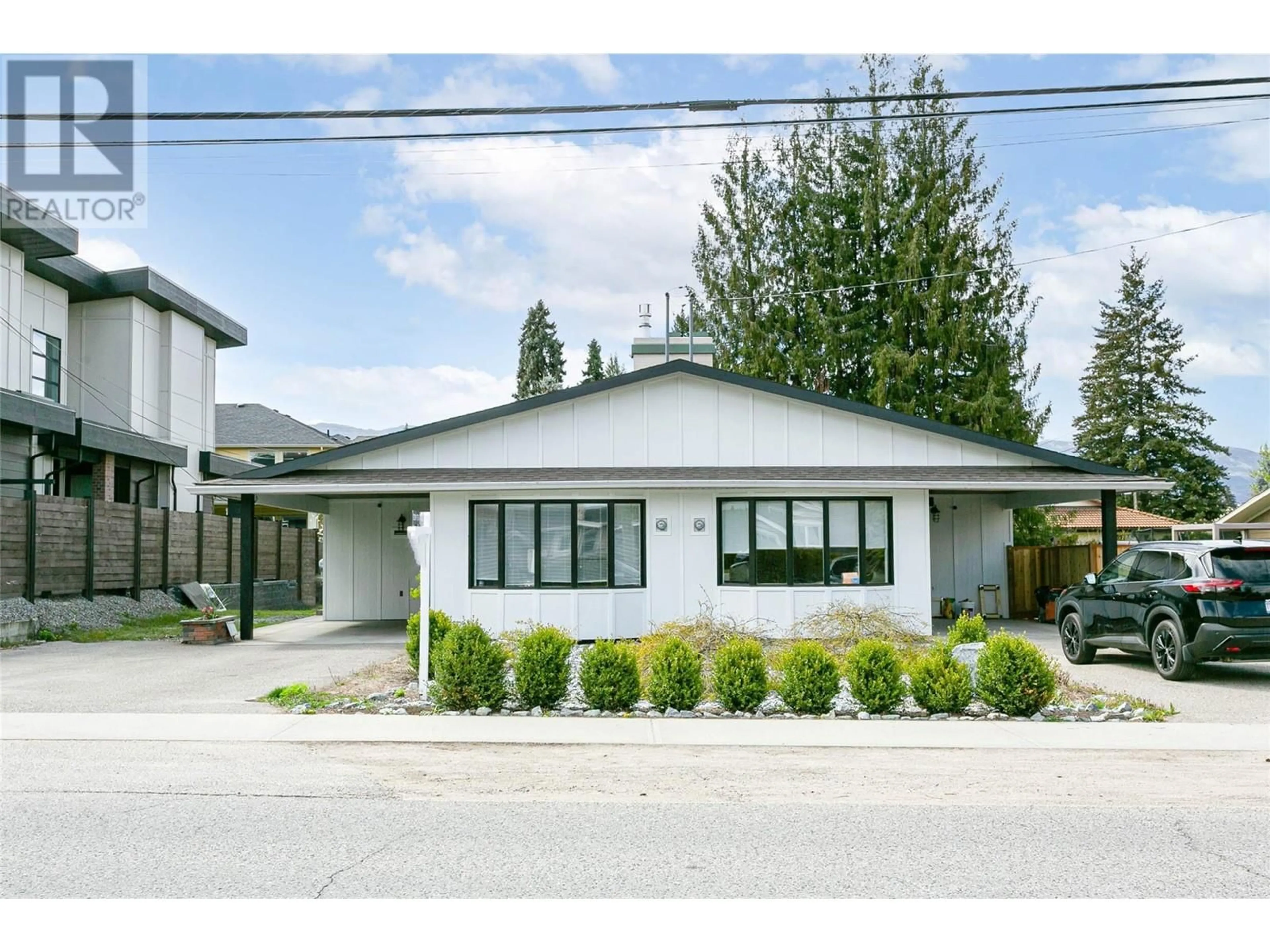 Home with vinyl exterior material, street for 475 - 479 Eldorado Road, Kelowna British Columbia V1W1G7