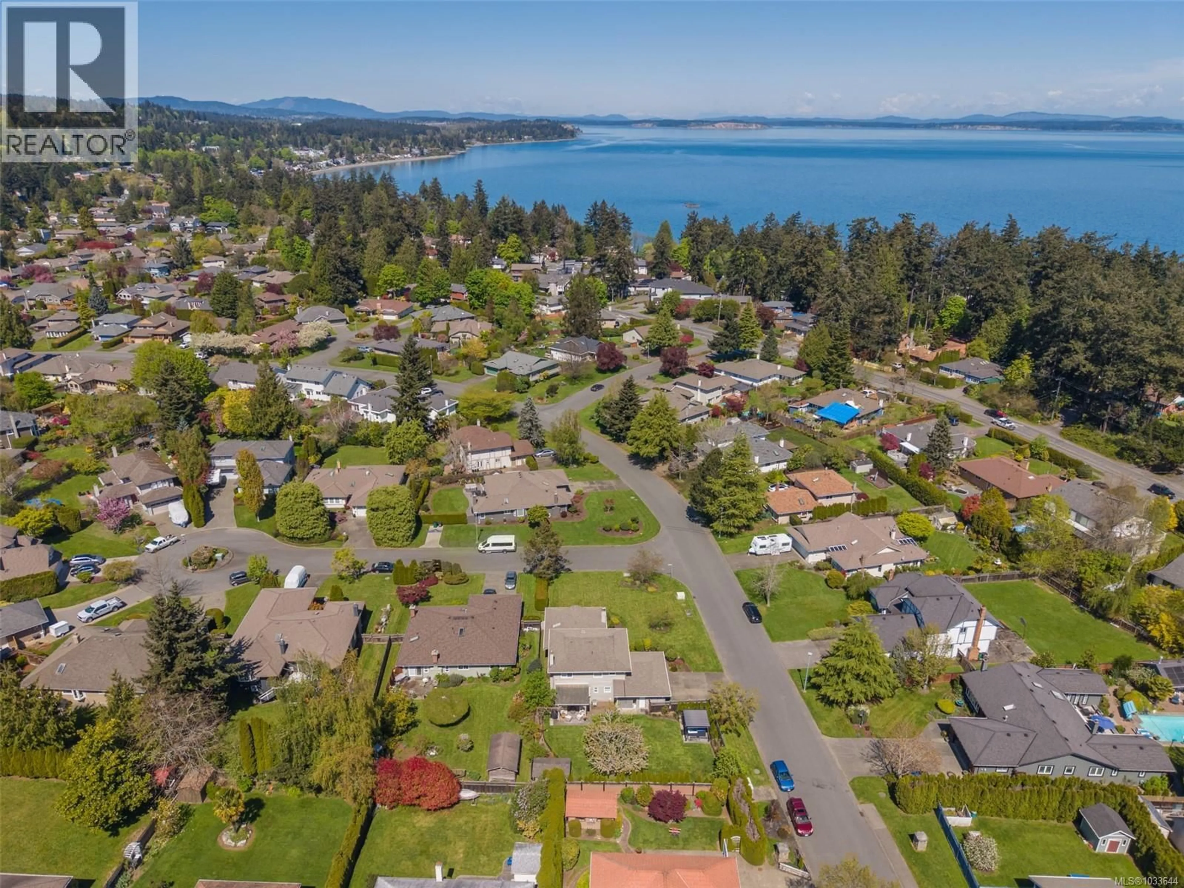 A pic from outside/outdoor area/front of a property/back of a property/a pic from drone, water/lake/river/ocean view for 4705 SUNNYMEAD WAY, Saanich British Columbia V8Y2Z9
