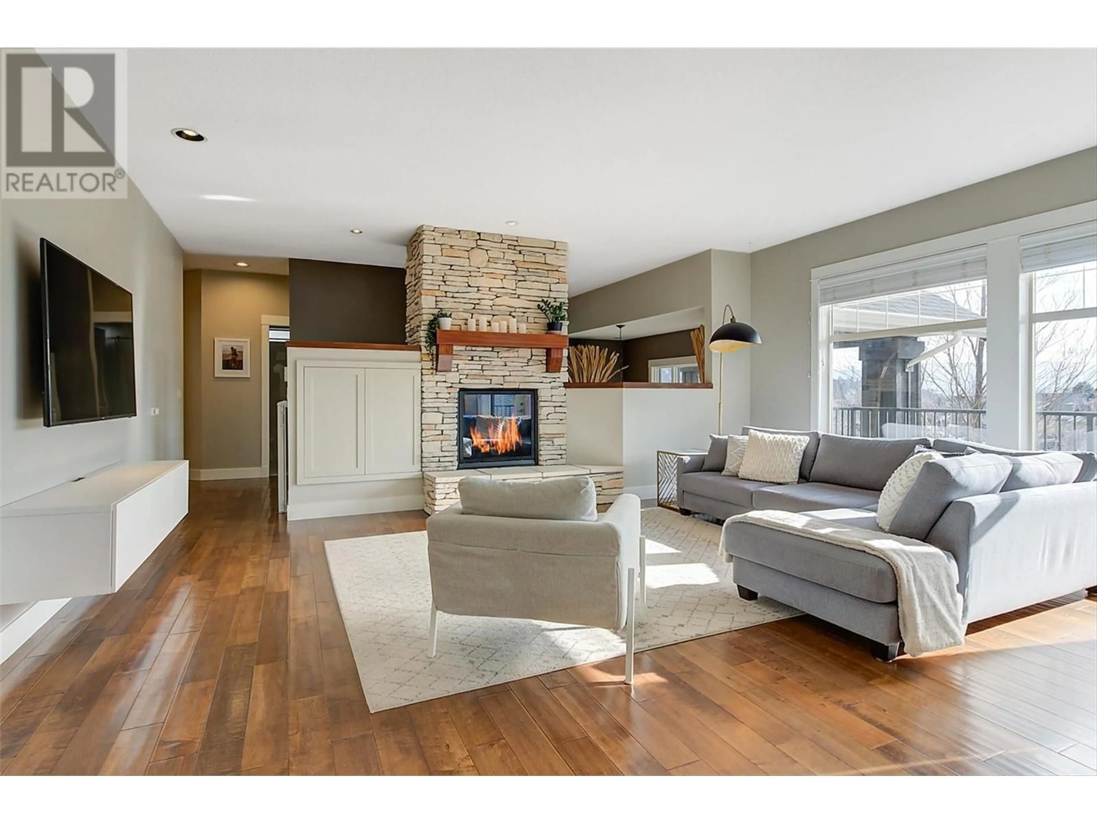 Living room with furniture, unknown for 1940 BEGBIE ROAD, Kelowna British Columbia V1V2X3