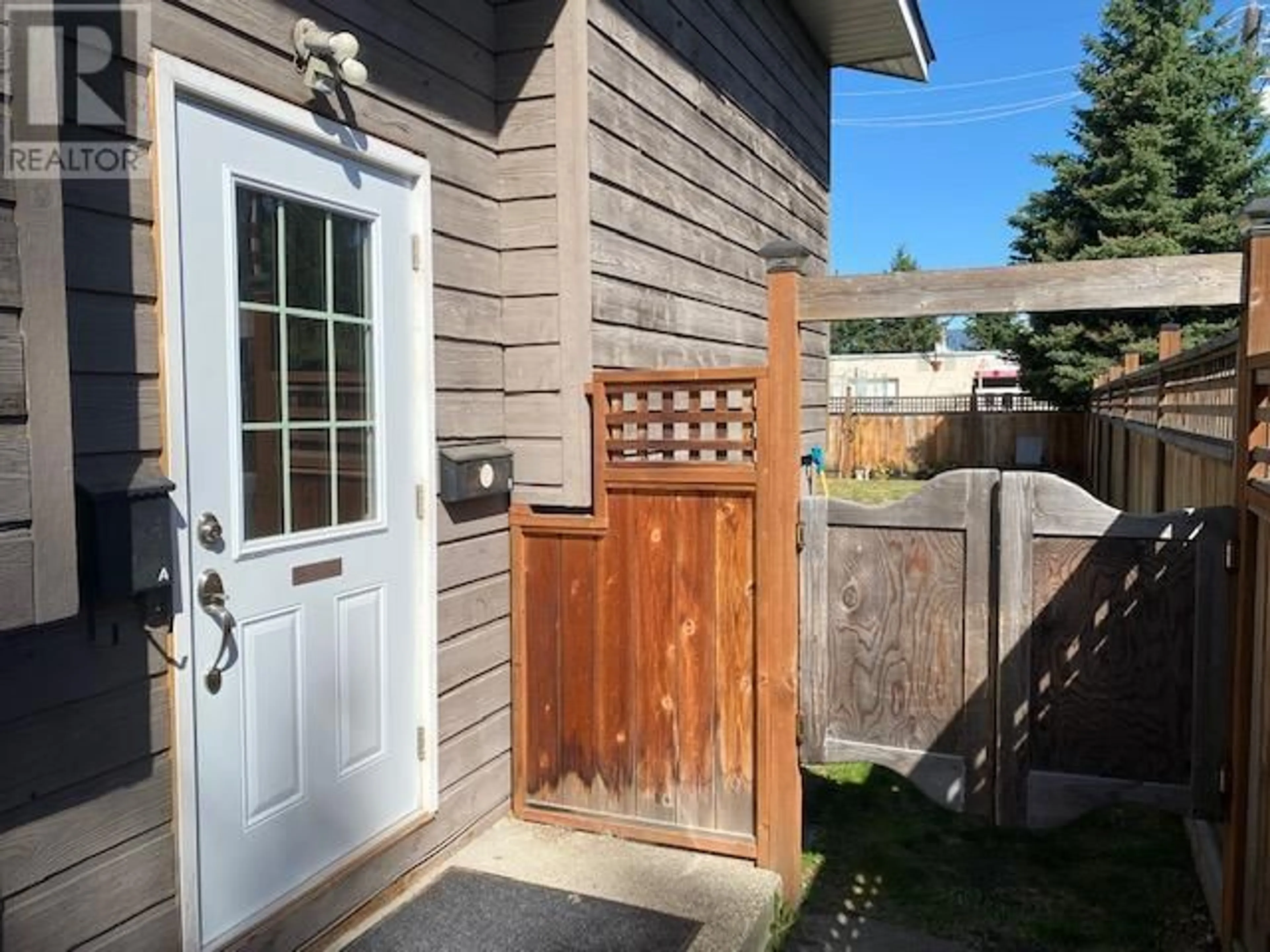 Indoor entryway for 609-611 CHRISTINA PLACE, Castlegar British Columbia V1N2K7