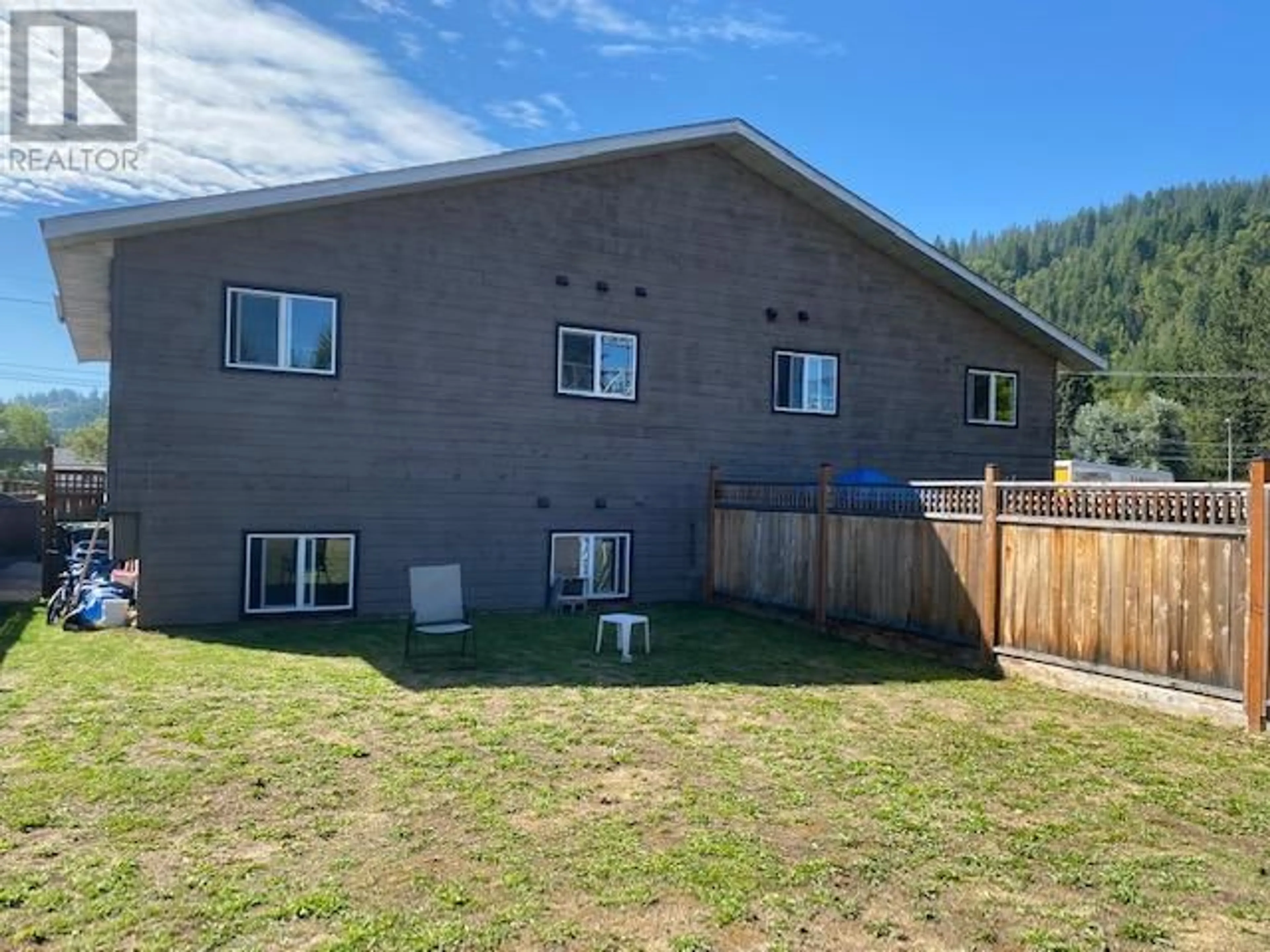 A pic from outside/outdoor area/front of a property/back of a property/a pic from drone, building for 609-611 CHRISTINA Place, Castlegar British Columbia V1N2K7