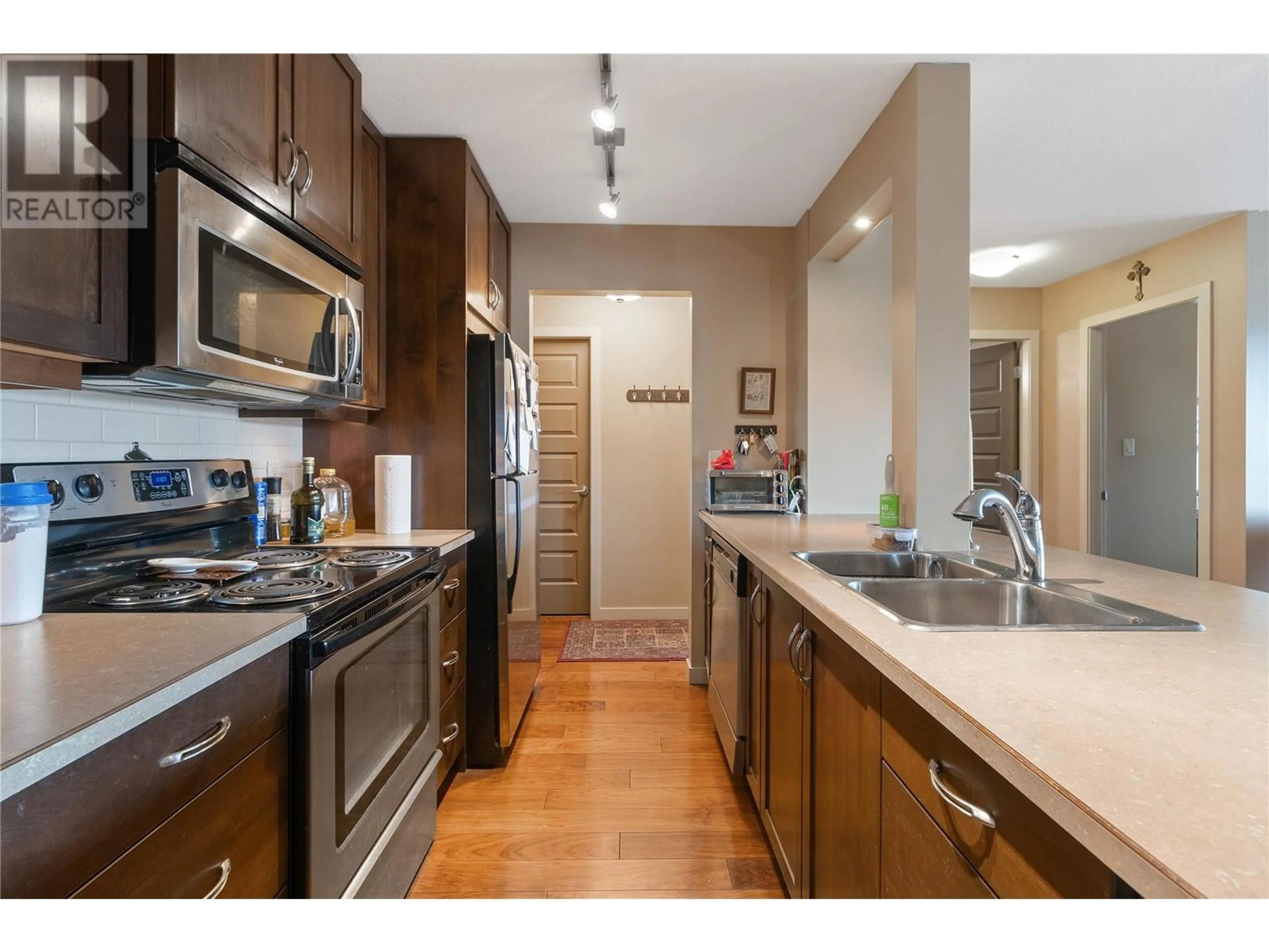 Standard kitchen, unknown for 304 - 1777 WATER STREET, Kelowna British Columbia V1Y1K4