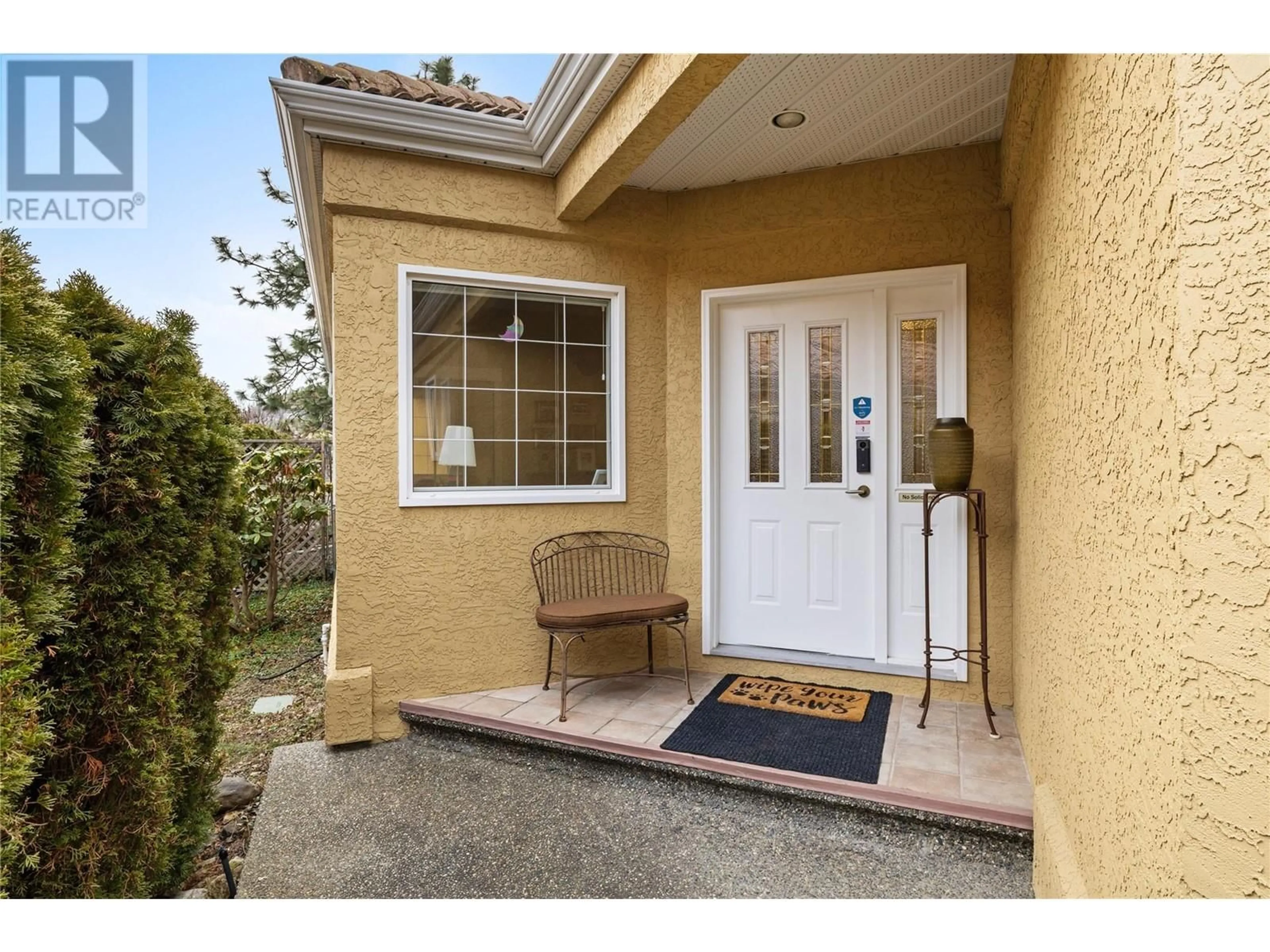 Indoor entryway for 452 Glen Pine Court Unit# 22, Kelowna British Columbia V1V1W7