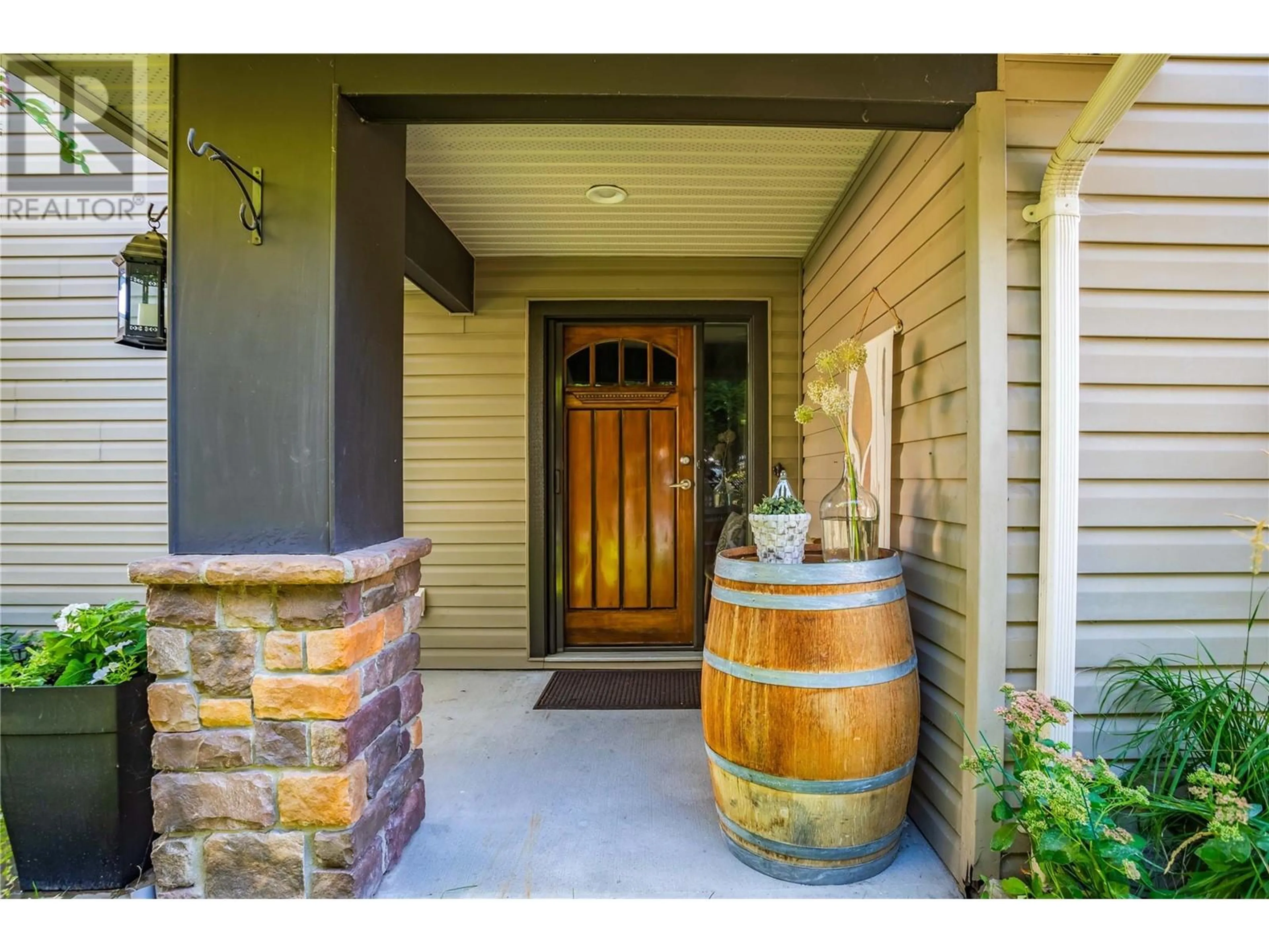 Indoor entryway for 591 SOUTH CREST Drive, Kelowna British Columbia V1W4Y6