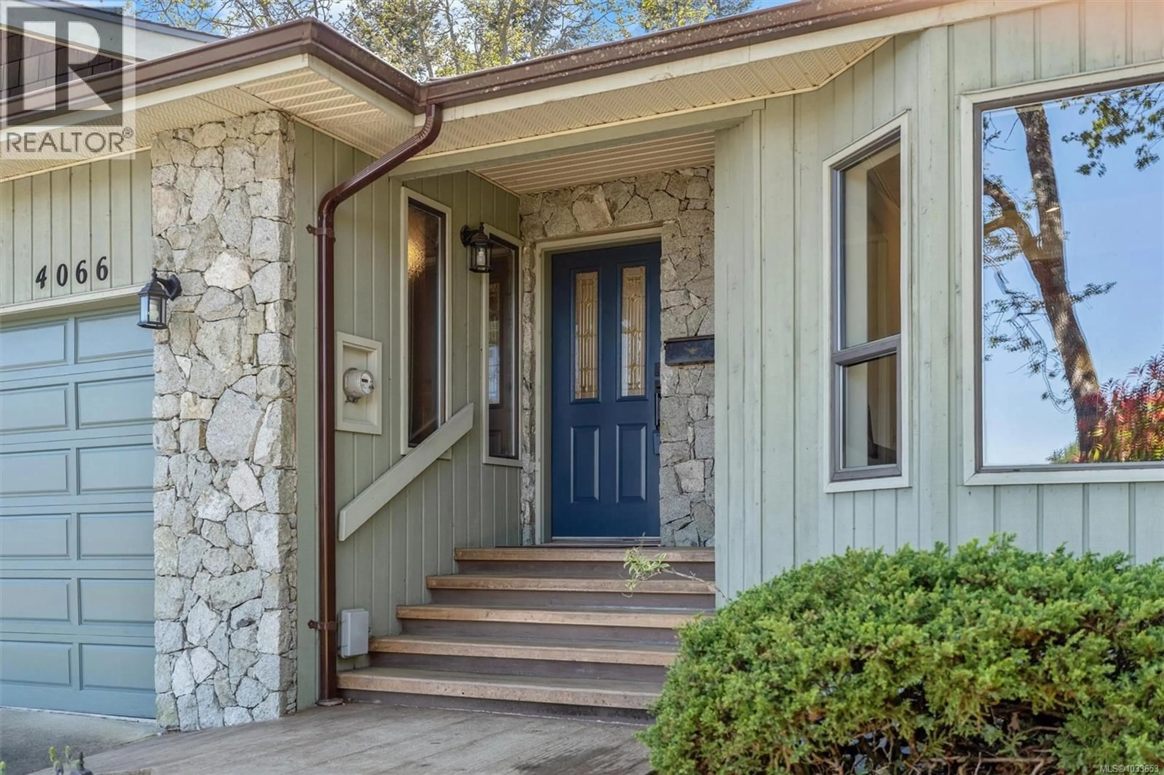 Indoor entryway for 4066 NICHOLSON COURT, Saanich British Columbia V8Z4S2