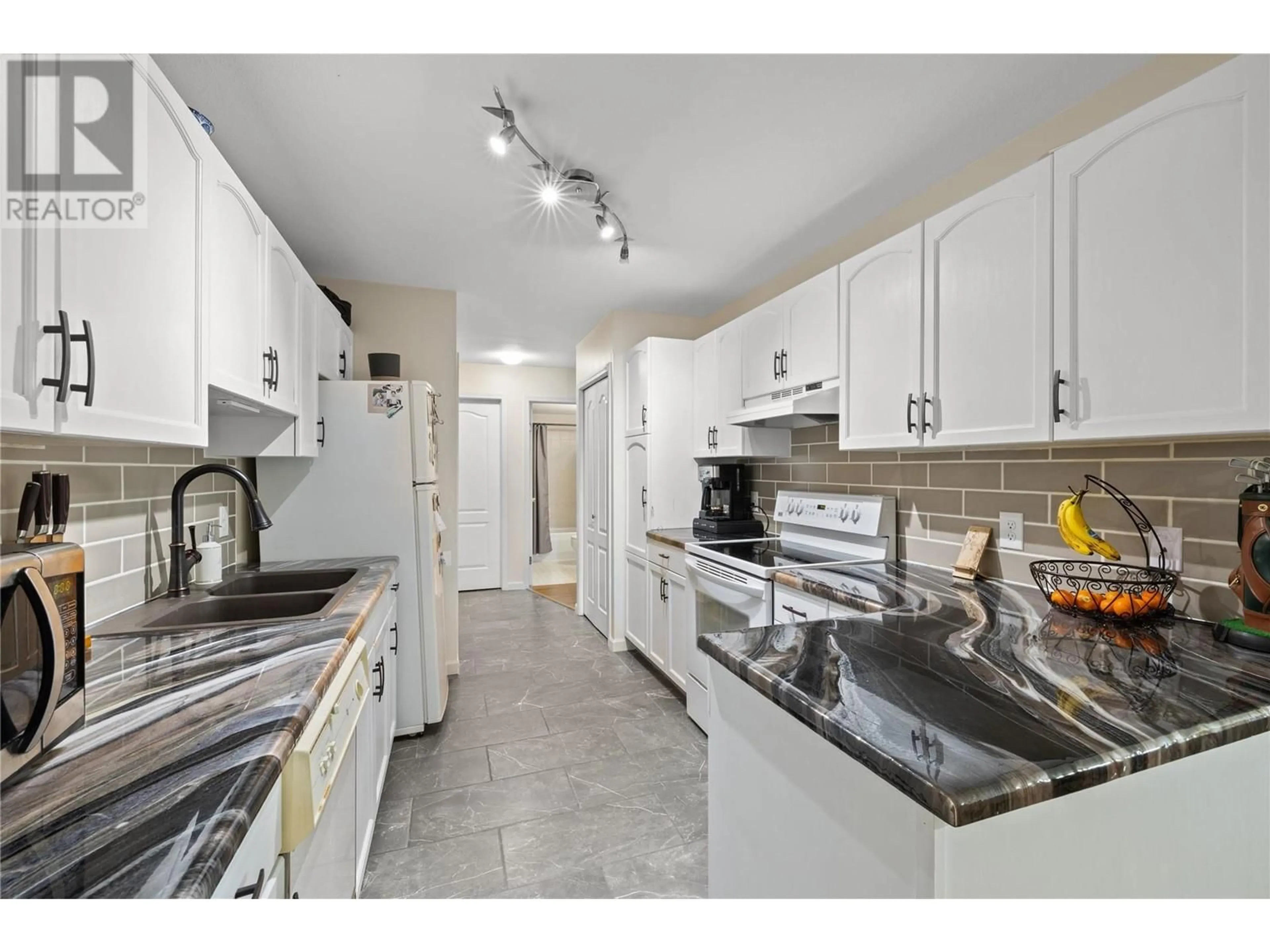 Open concept kitchen, ceramic/tile floor for 3160 Casorso Road Unit# 302, Kelowna British Columbia V1W3L7