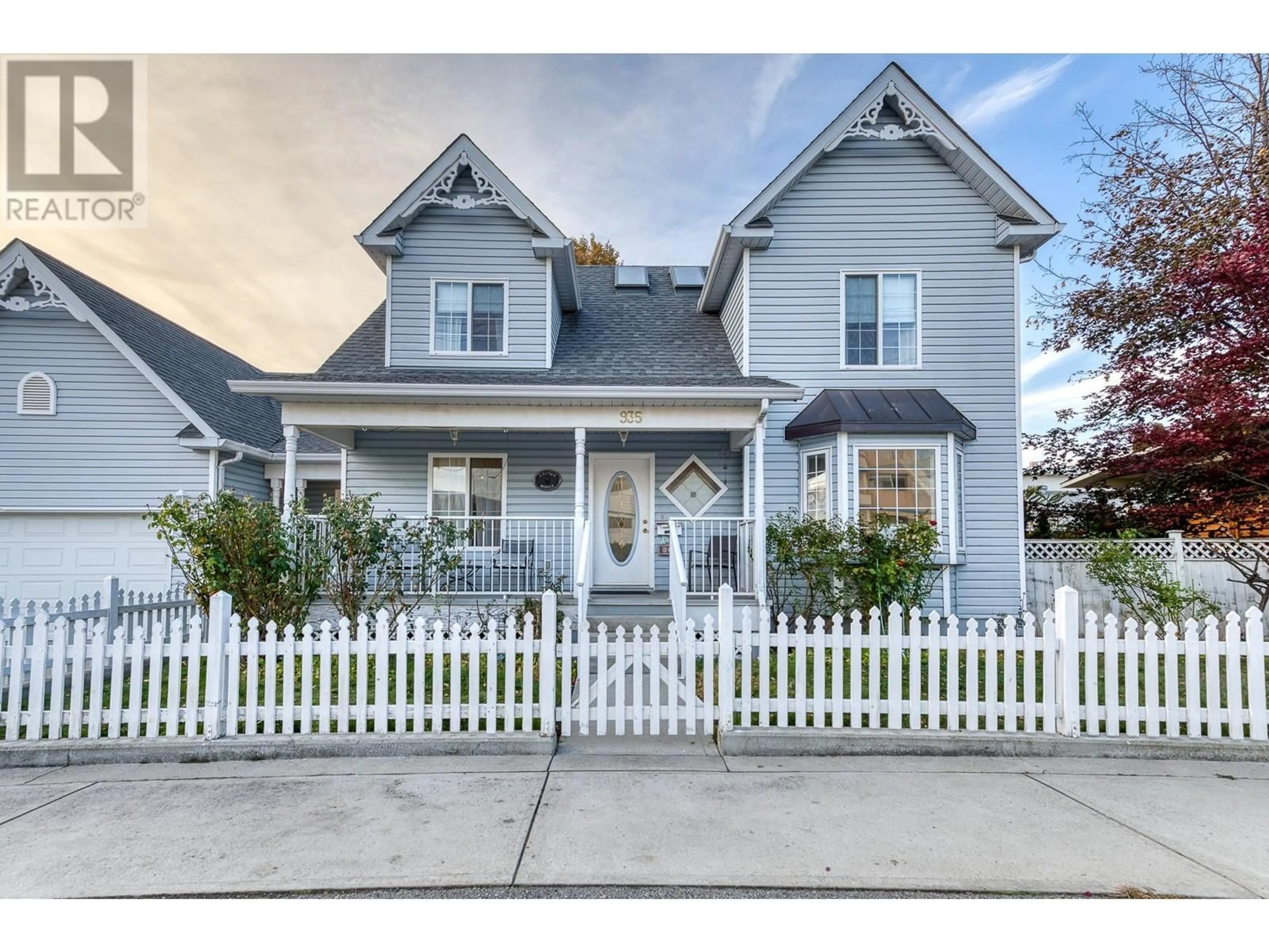 Home with vinyl exterior material, street for 935 ARGYLE STREET, Penticton British Columbia V2A5P1