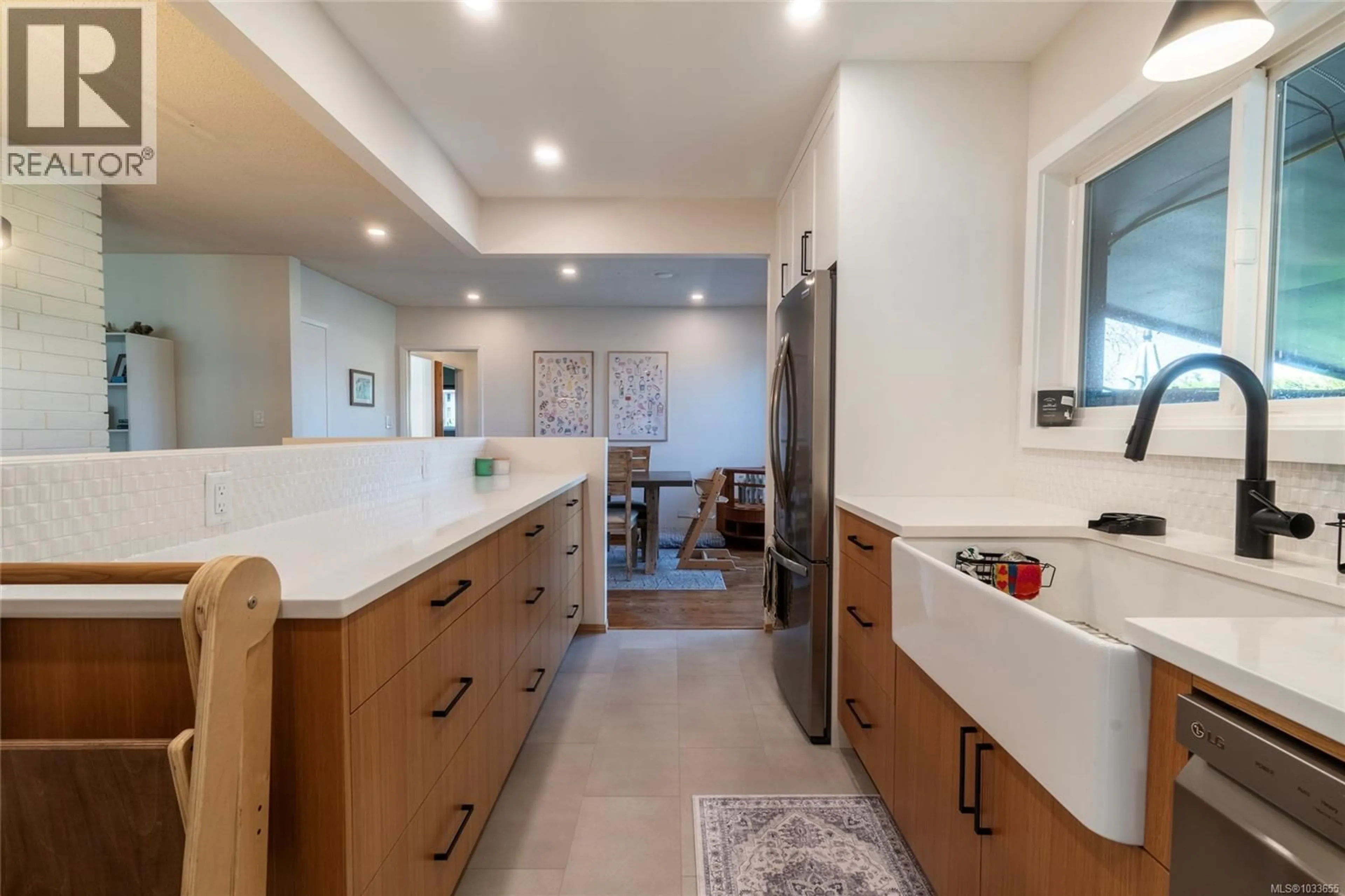 Contemporary bathroom, ceramic/tile floor for 1002 KAREN CRESCENT, Saanich British Columbia V8X3C6
