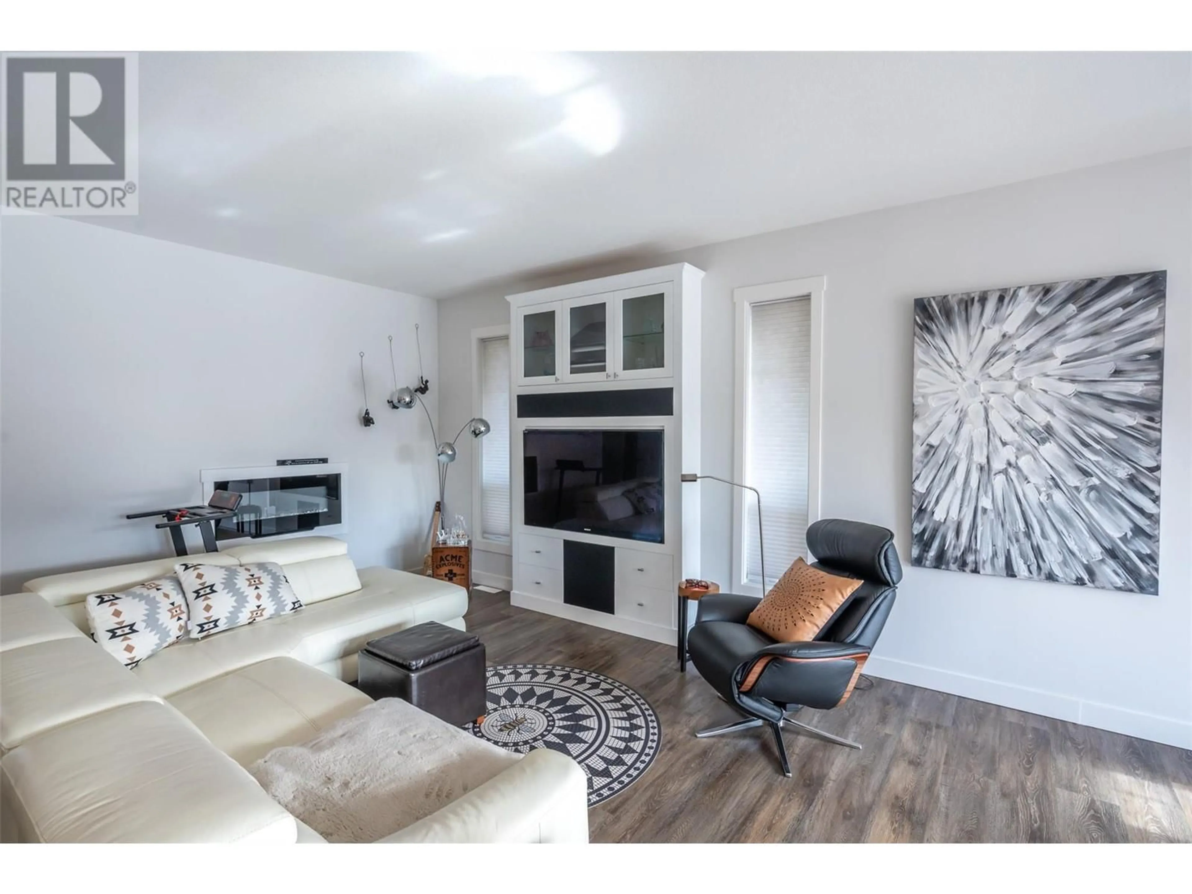 Living room with furniture, wood/laminate floor for 19 - 351 WARREN AVENUE WEST, Penticton British Columbia V2A3N2