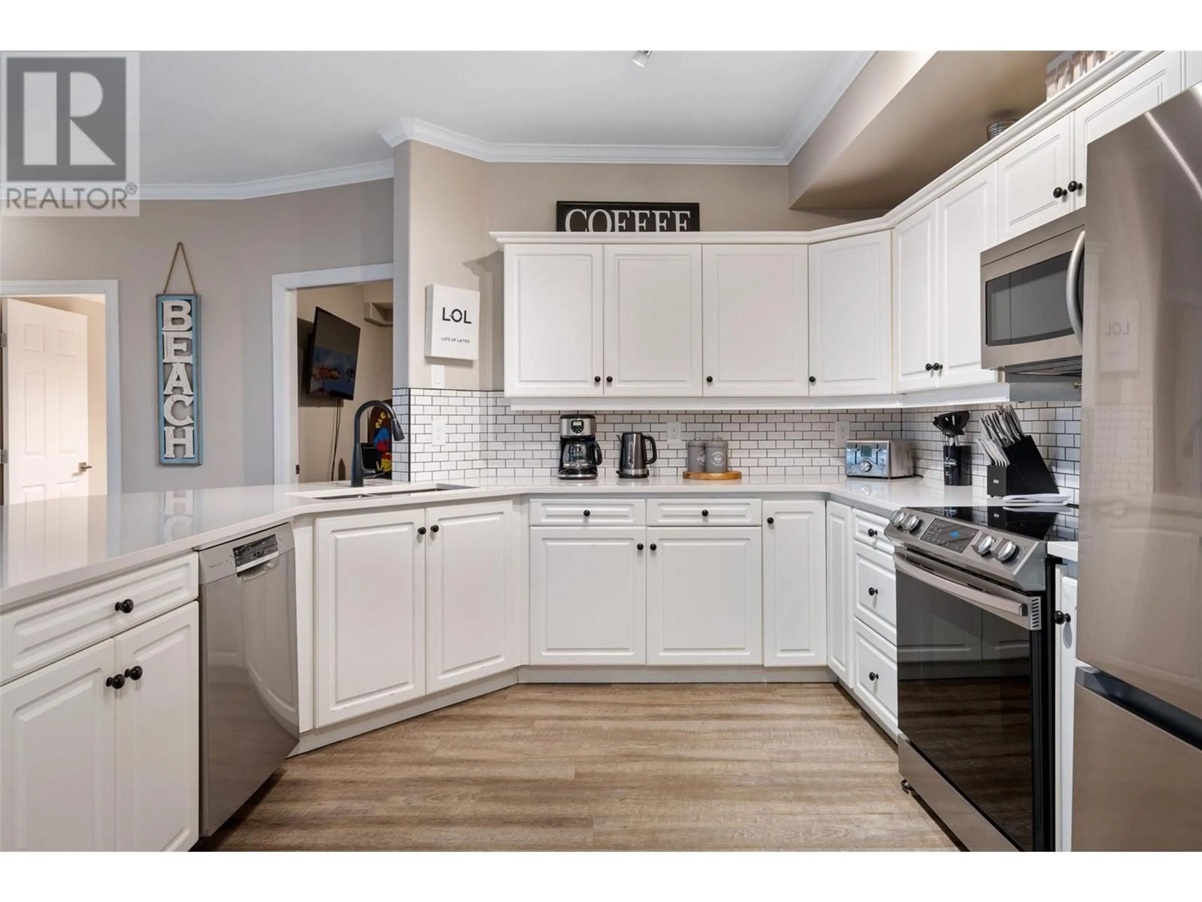 Open concept kitchen, ceramic/tile floor for 334 - 1088 SUNSET DRIVE, Kelowna British Columbia V1Y9W1