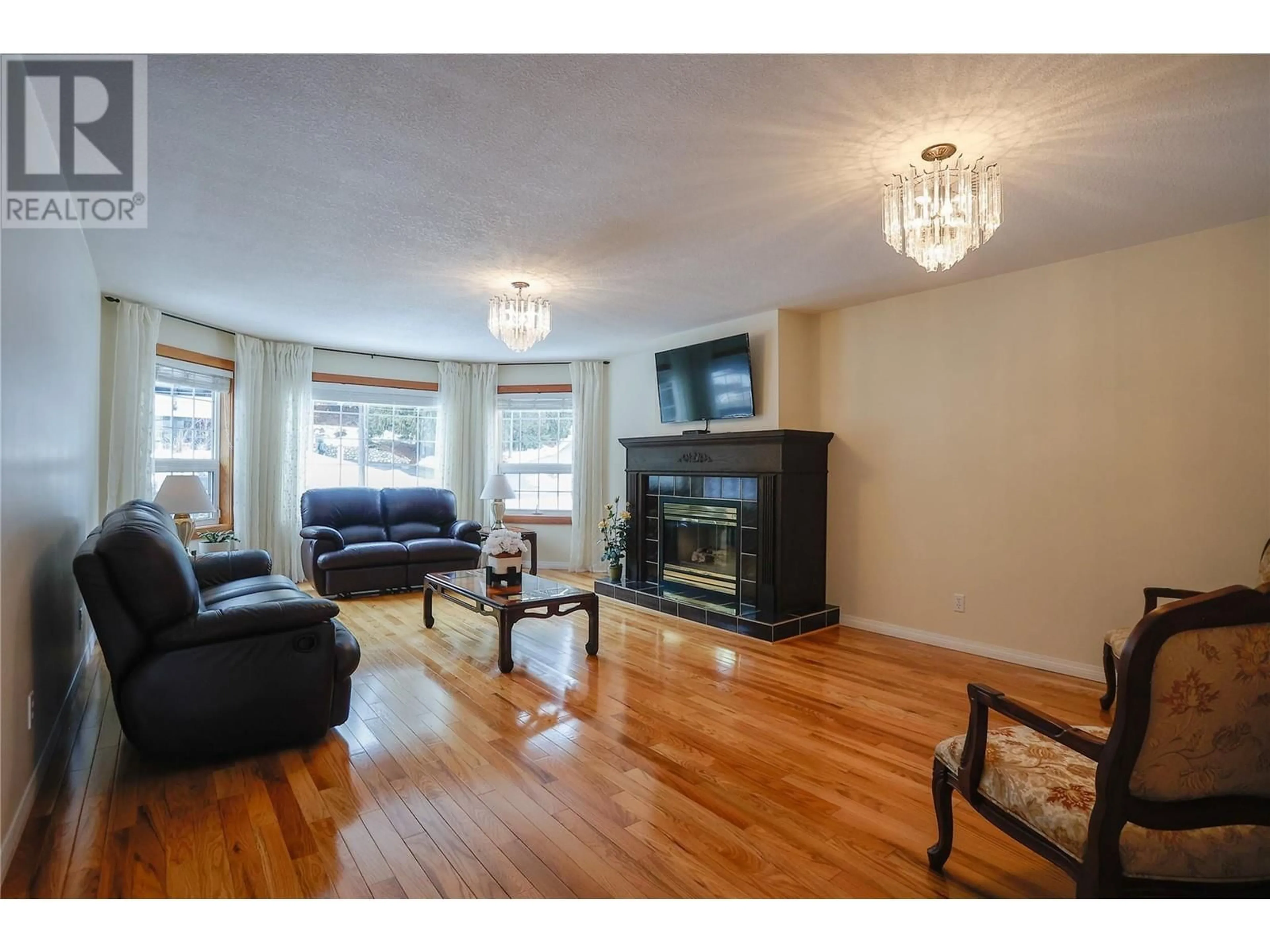 Living room with furniture, wood/laminate floor for 2267 11th Avenue, Castlegar British Columbia V1N3A7