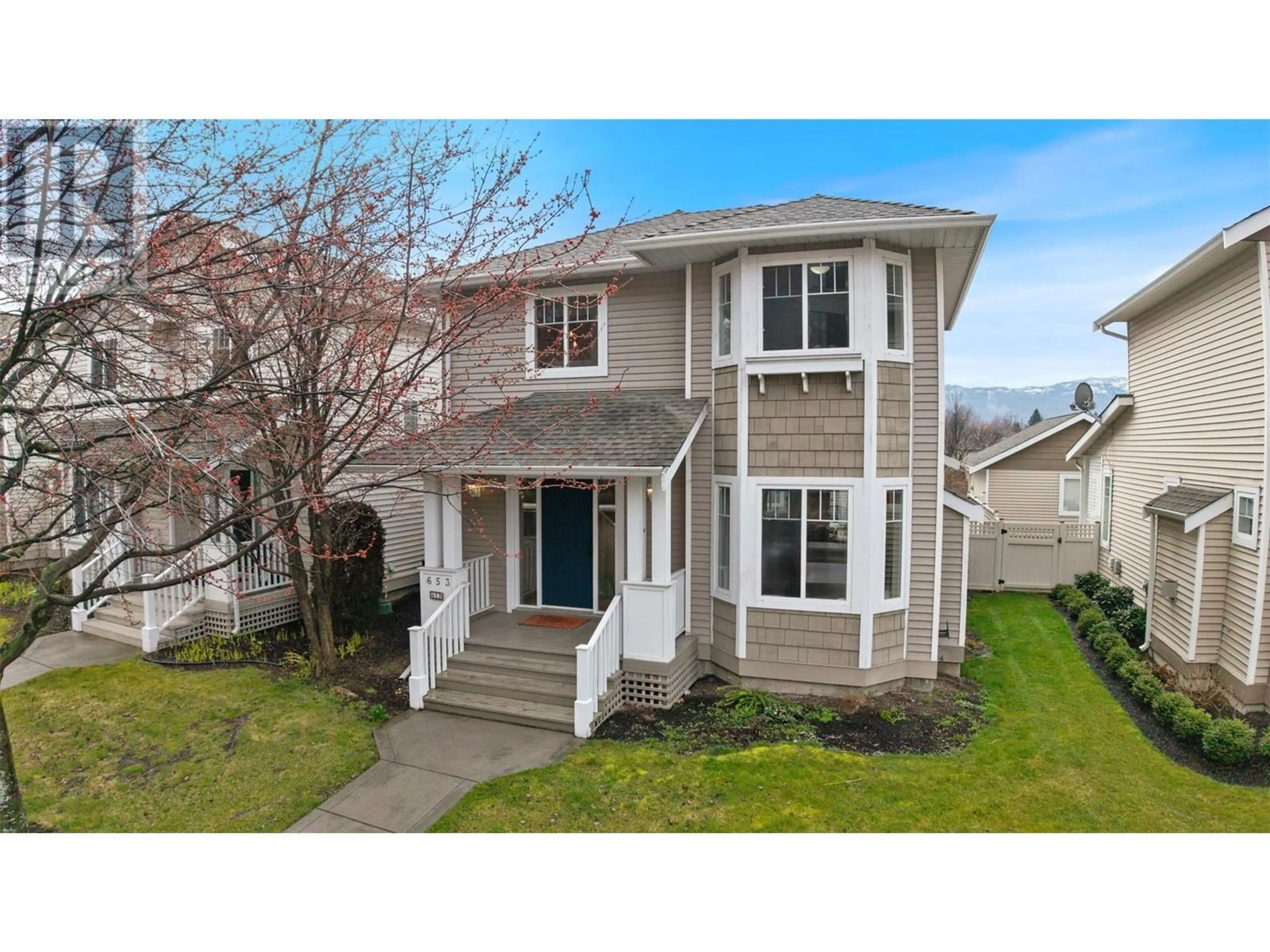Home with vinyl exterior material, street for 653 COOK ROAD, Kelowna British Columbia V1W4T4