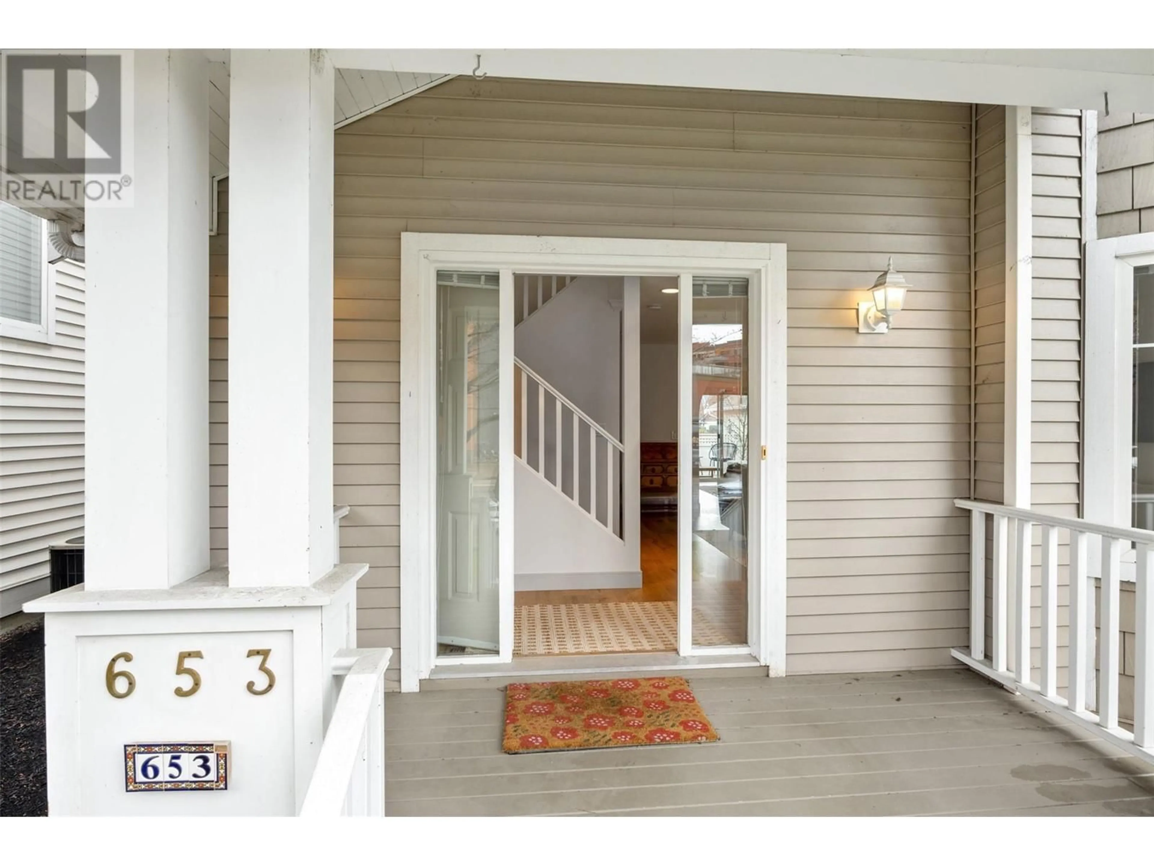 Indoor entryway for 653 COOK ROAD, Kelowna British Columbia V1W4T4