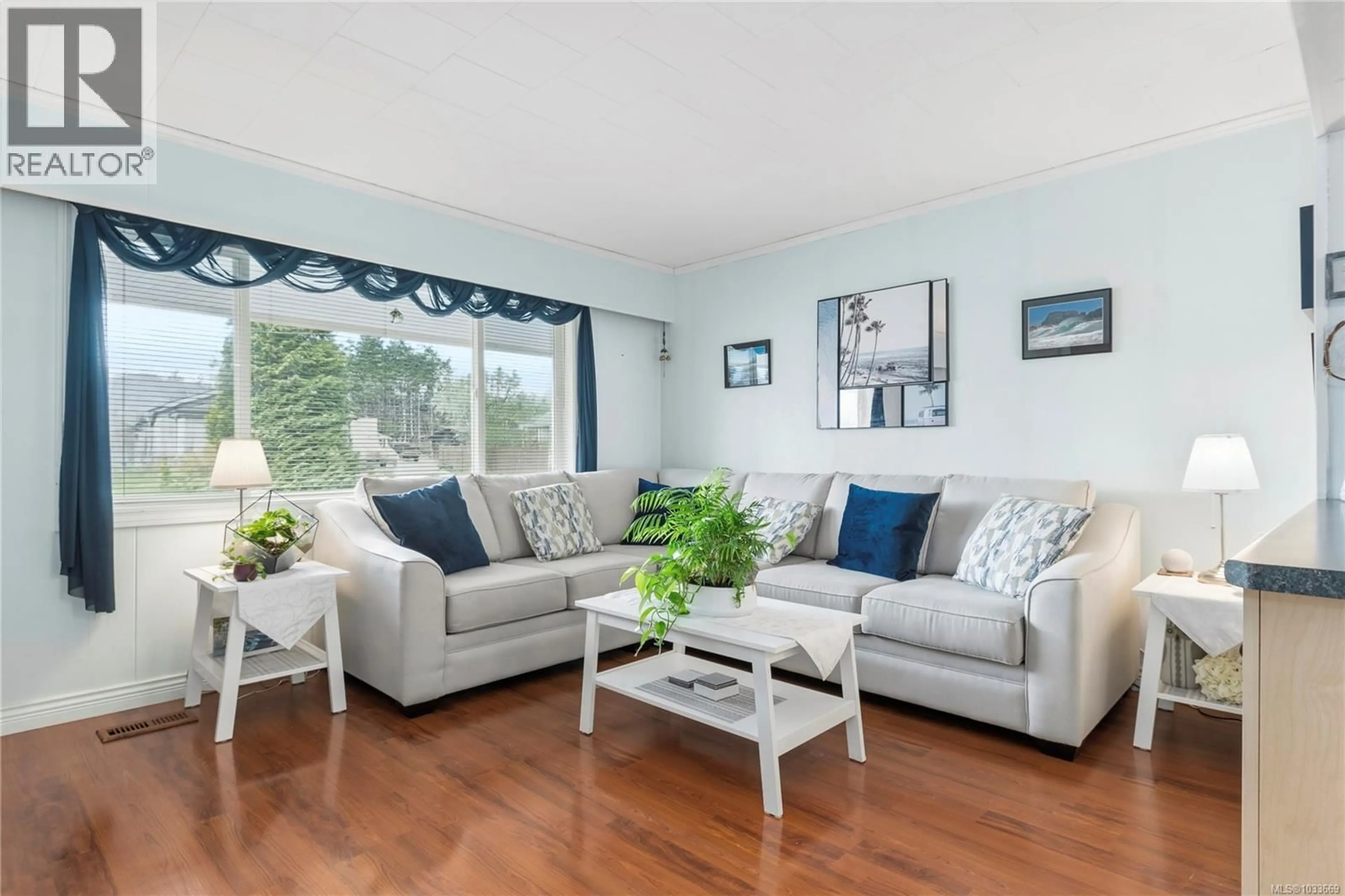 Living room with furniture, wood/laminate floor for 3402 BEVAN ROAD, Cumberland British Columbia V0R1S0