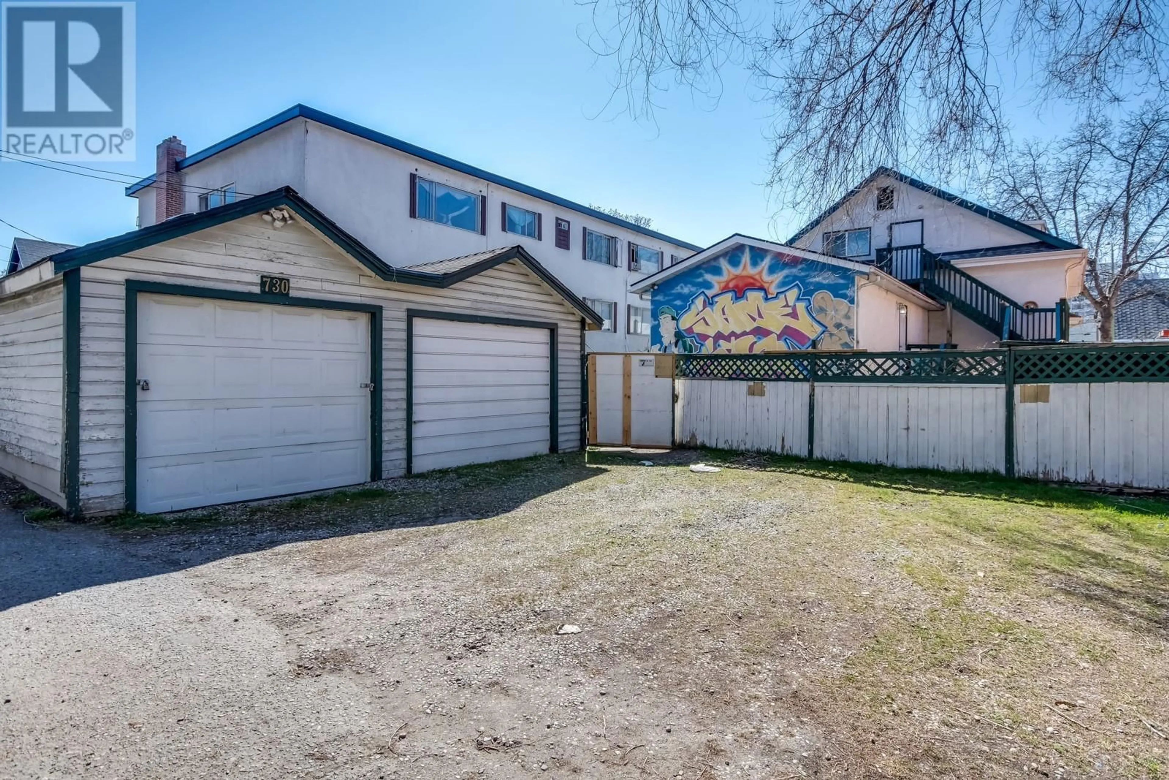 A pic from outside/outdoor area/front of a property/back of a property/a pic from drone, street for 730 BERNARD AVENUE, Kelowna British Columbia V1Y6P5