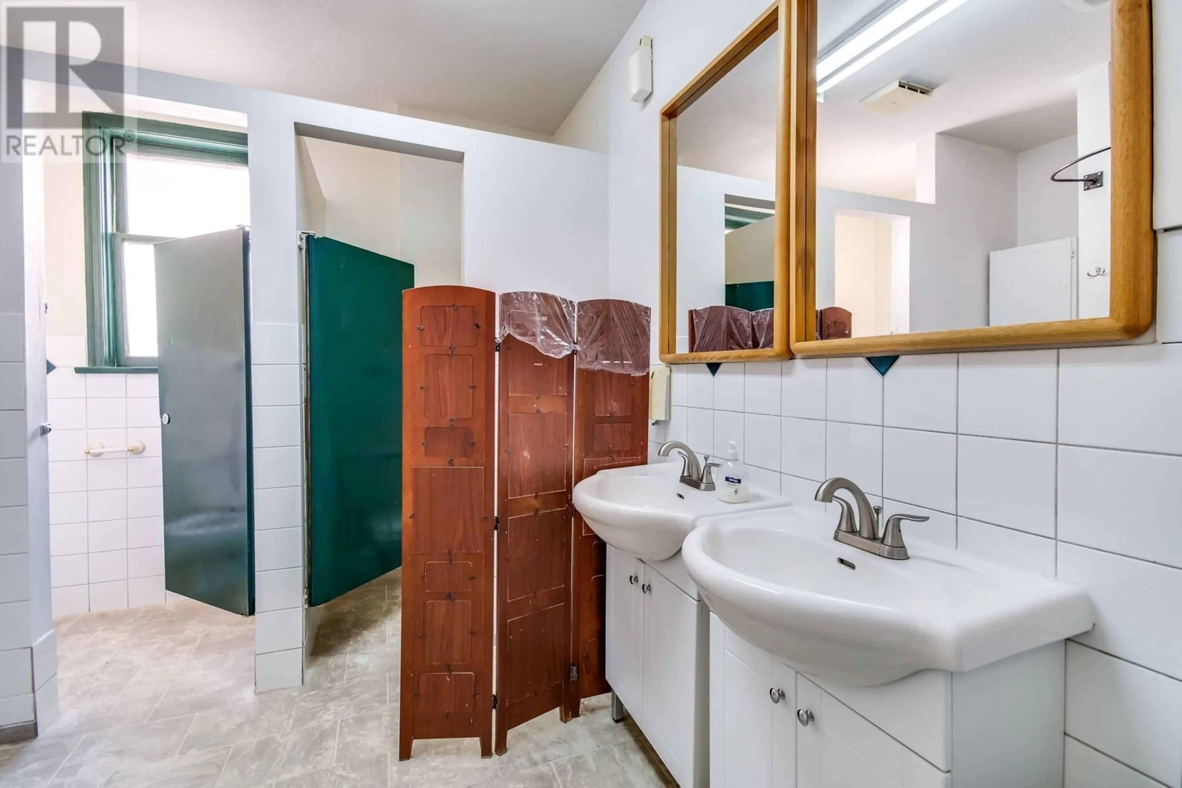 Standard bathroom, ceramic/tile floor for 730 BERNARD AVENUE, Kelowna British Columbia V1Y6P5