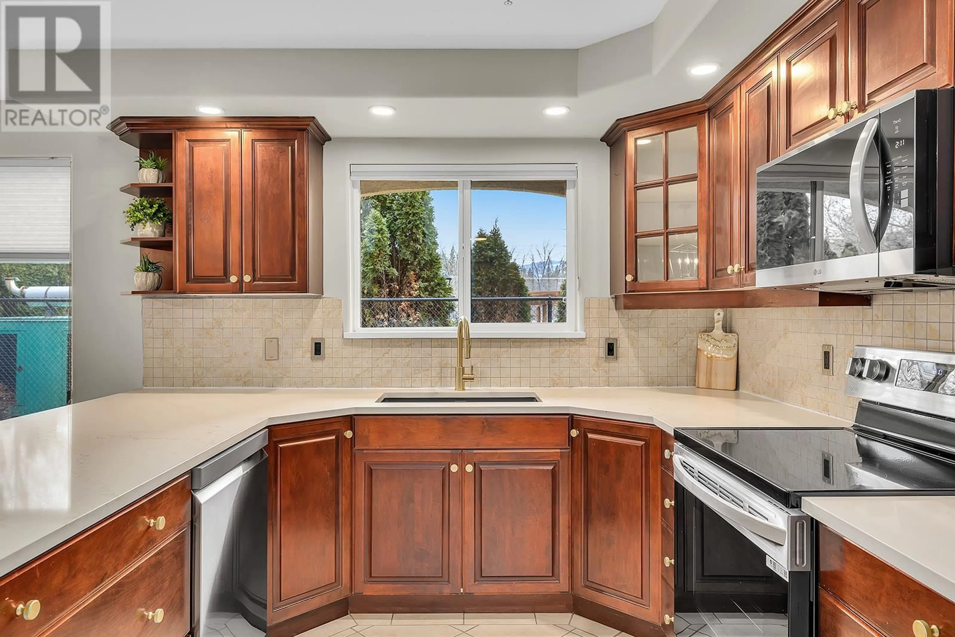 Open concept kitchen, ceramic/tile floor for 1950 Durnin Road Unit# 101, Kelowna British Columbia V1X7W6