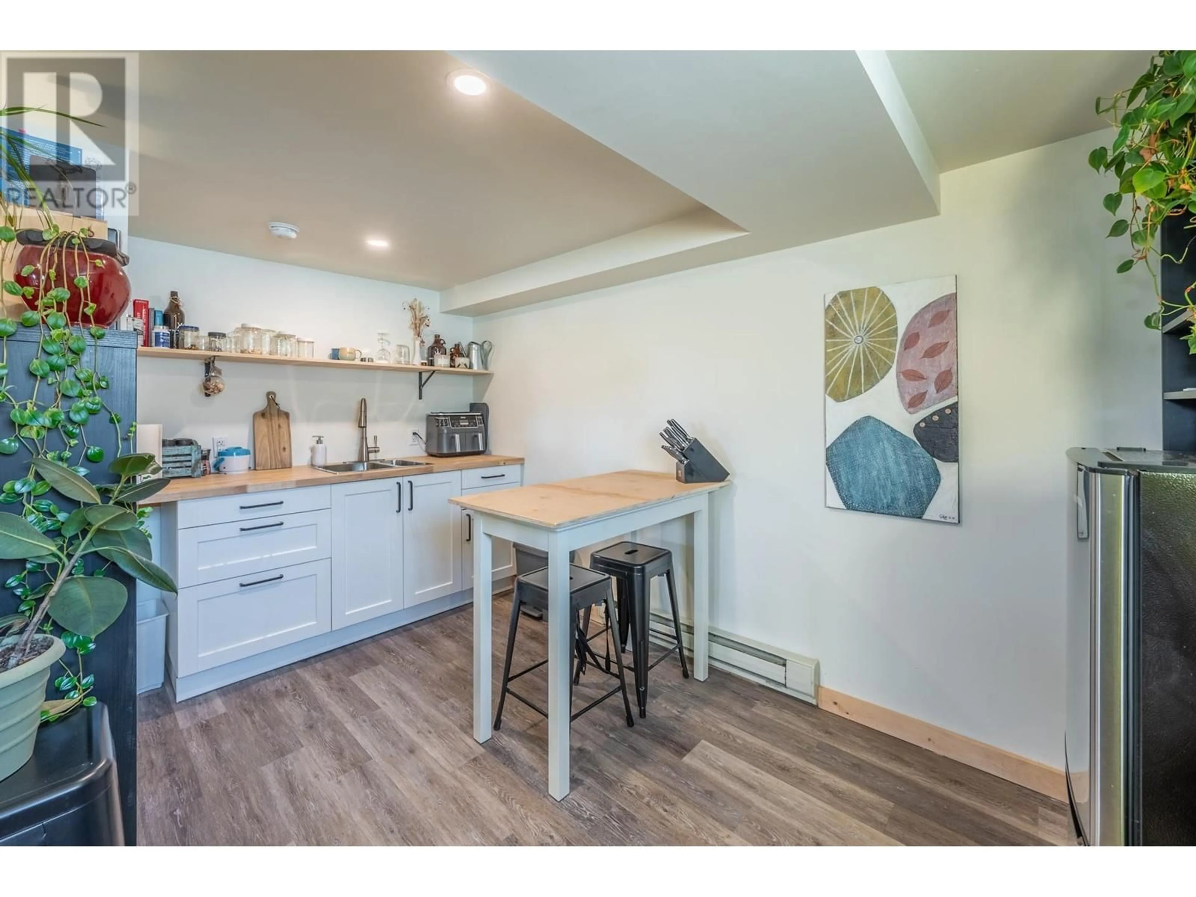 Open concept kitchen, wood/laminate floor for 624 8TH AVENUE NORTH, Golden British Columbia V0A1H0