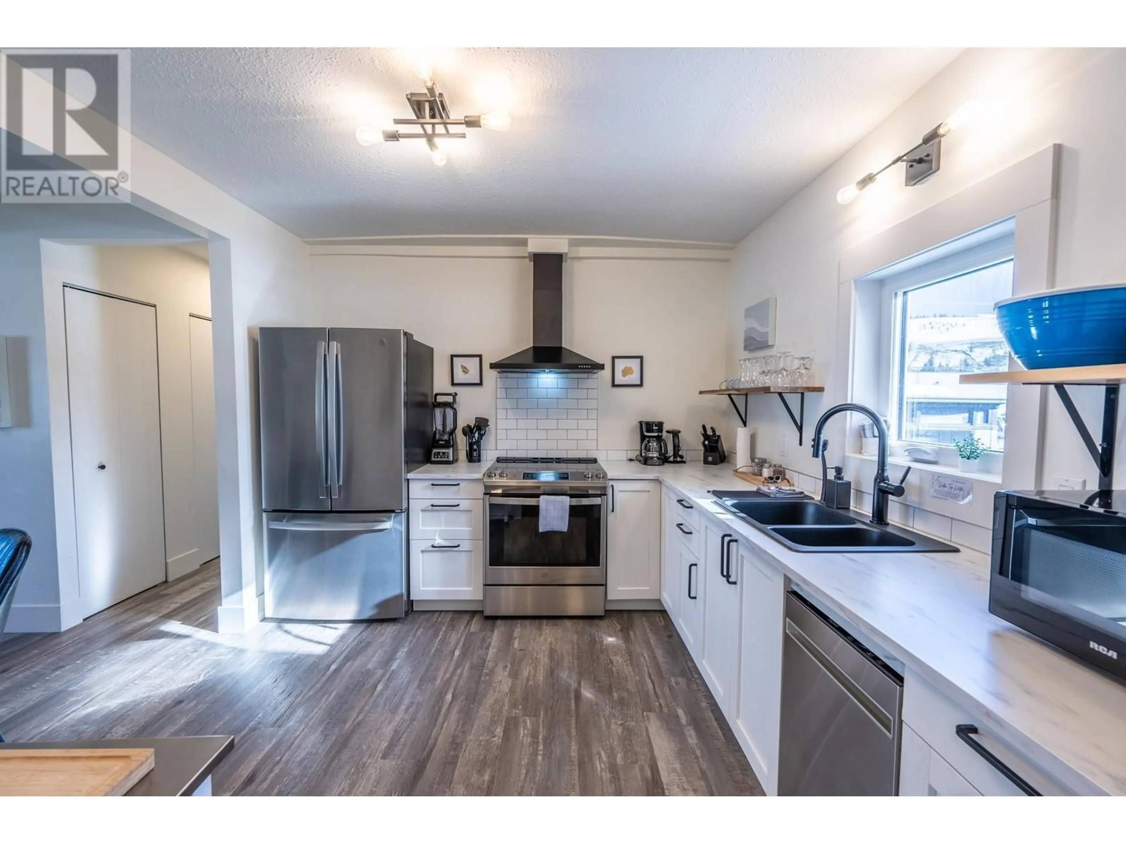 Open concept kitchen, wood/laminate floor for 624 8TH AVENUE NORTH, Golden British Columbia V0A1H0