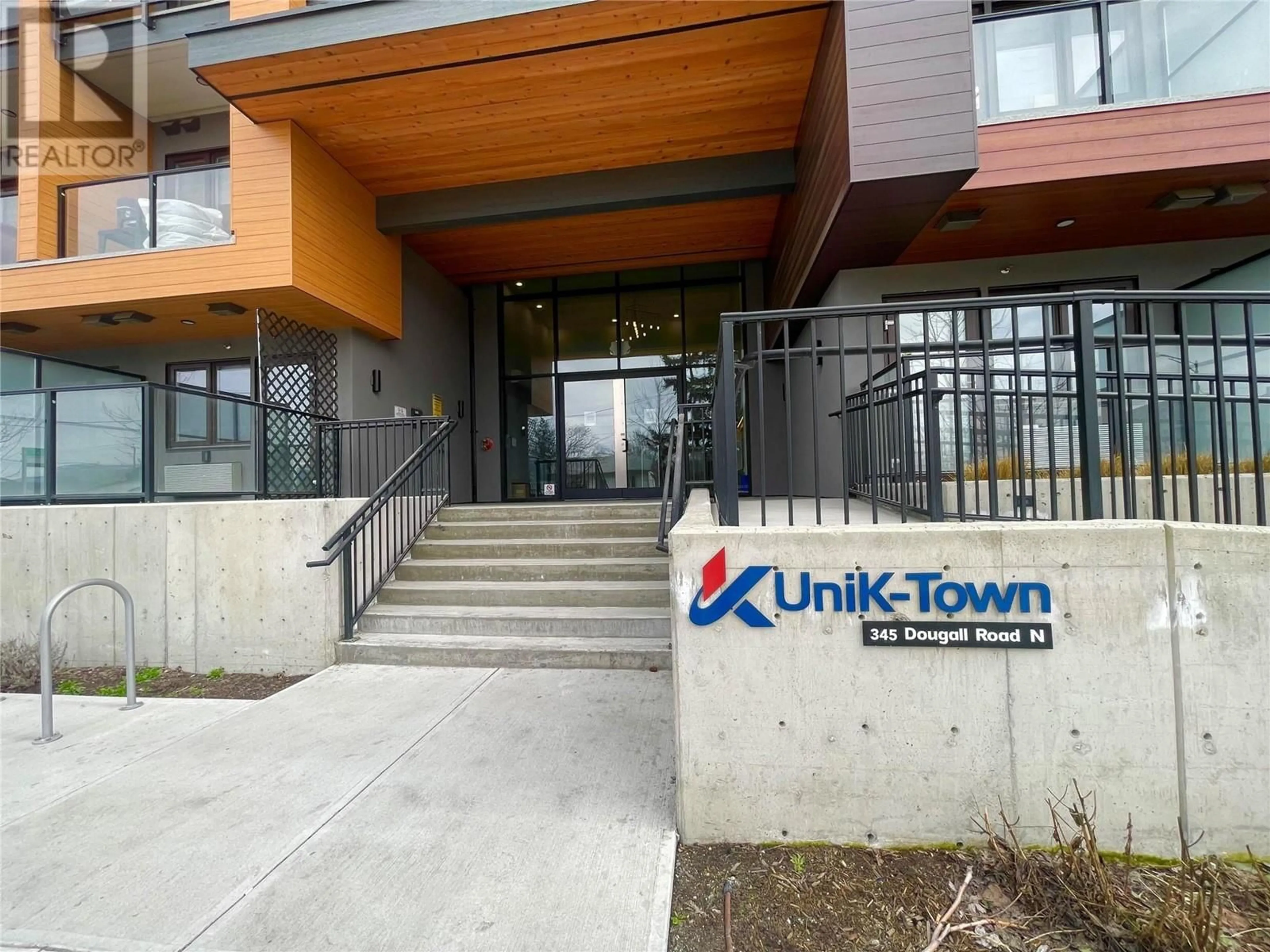 Indoor foyer for 202 - 345 DOUGALL ROAD NORTH, Kelowna British Columbia V1X3K8
