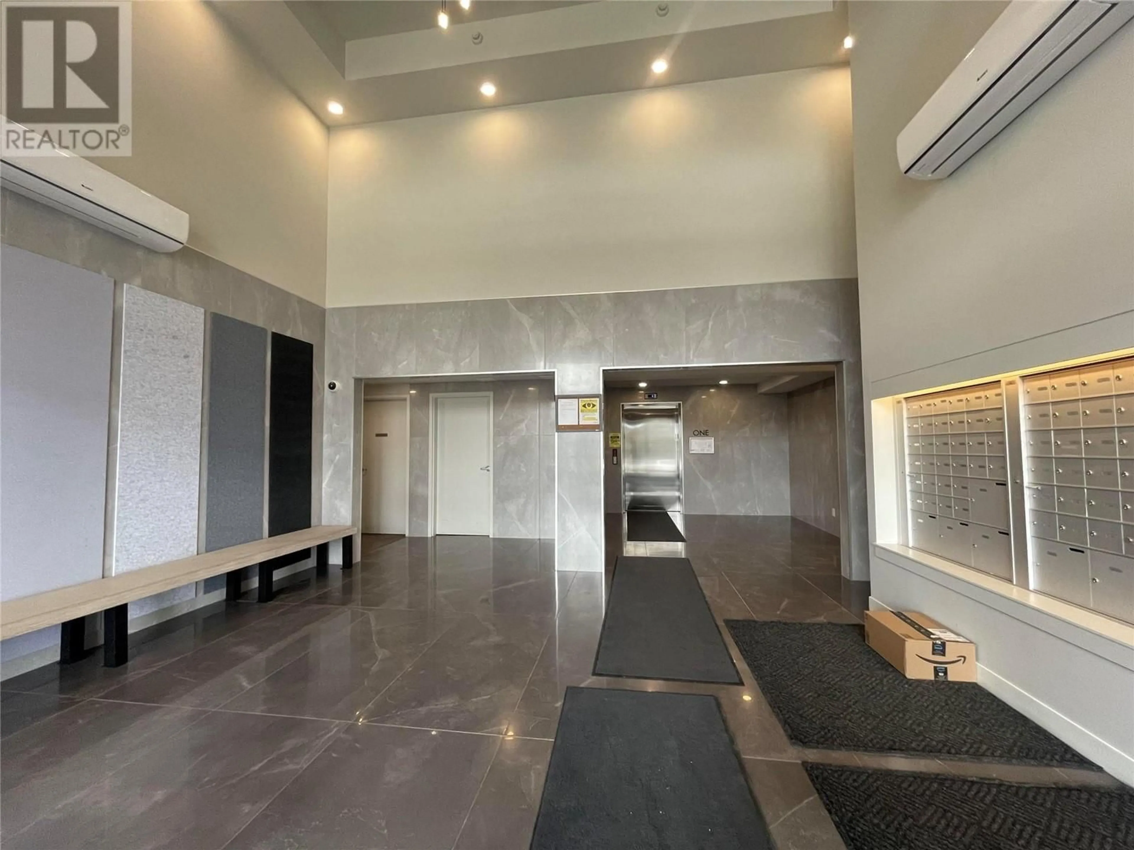 Indoor foyer for 202 - 345 DOUGALL ROAD NORTH, Kelowna British Columbia V1X3K8