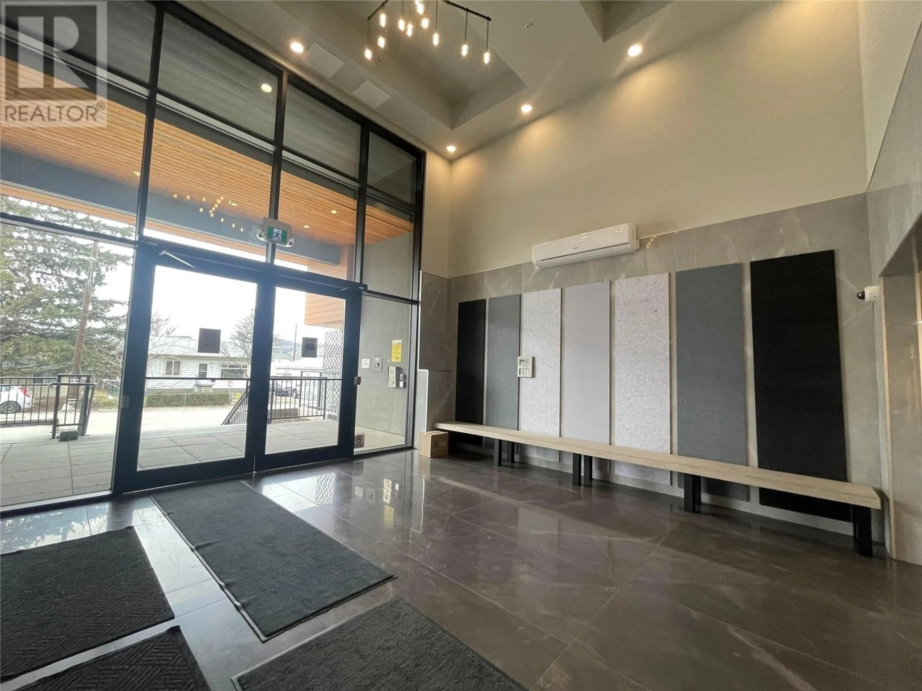 Indoor foyer for 202 - 345 DOUGALL ROAD NORTH, Kelowna British Columbia V1X3K8