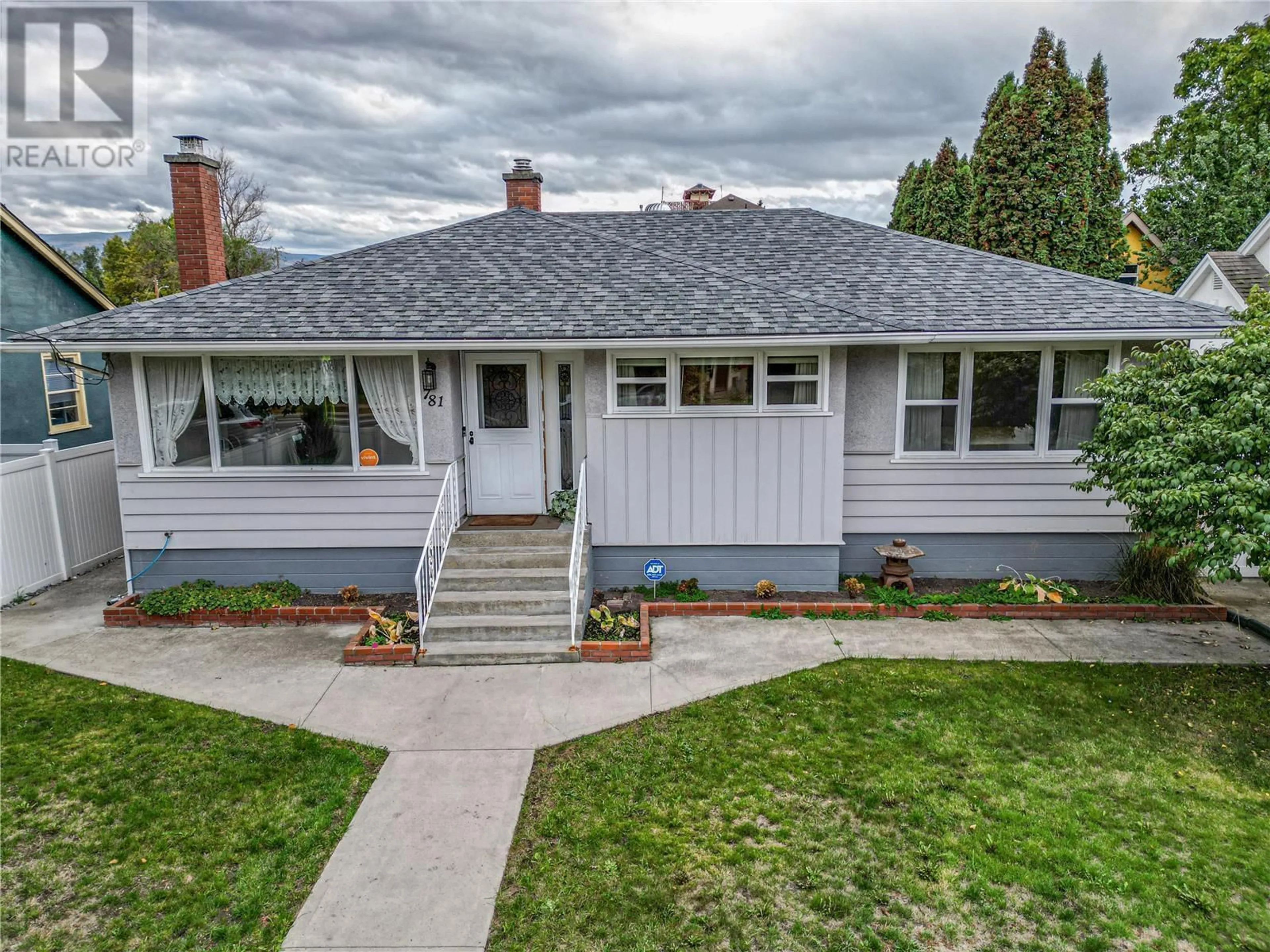 Home with vinyl exterior material, street for 781 SUTHERLAND AVENUE, Kelowna British Columbia V1Y5X4