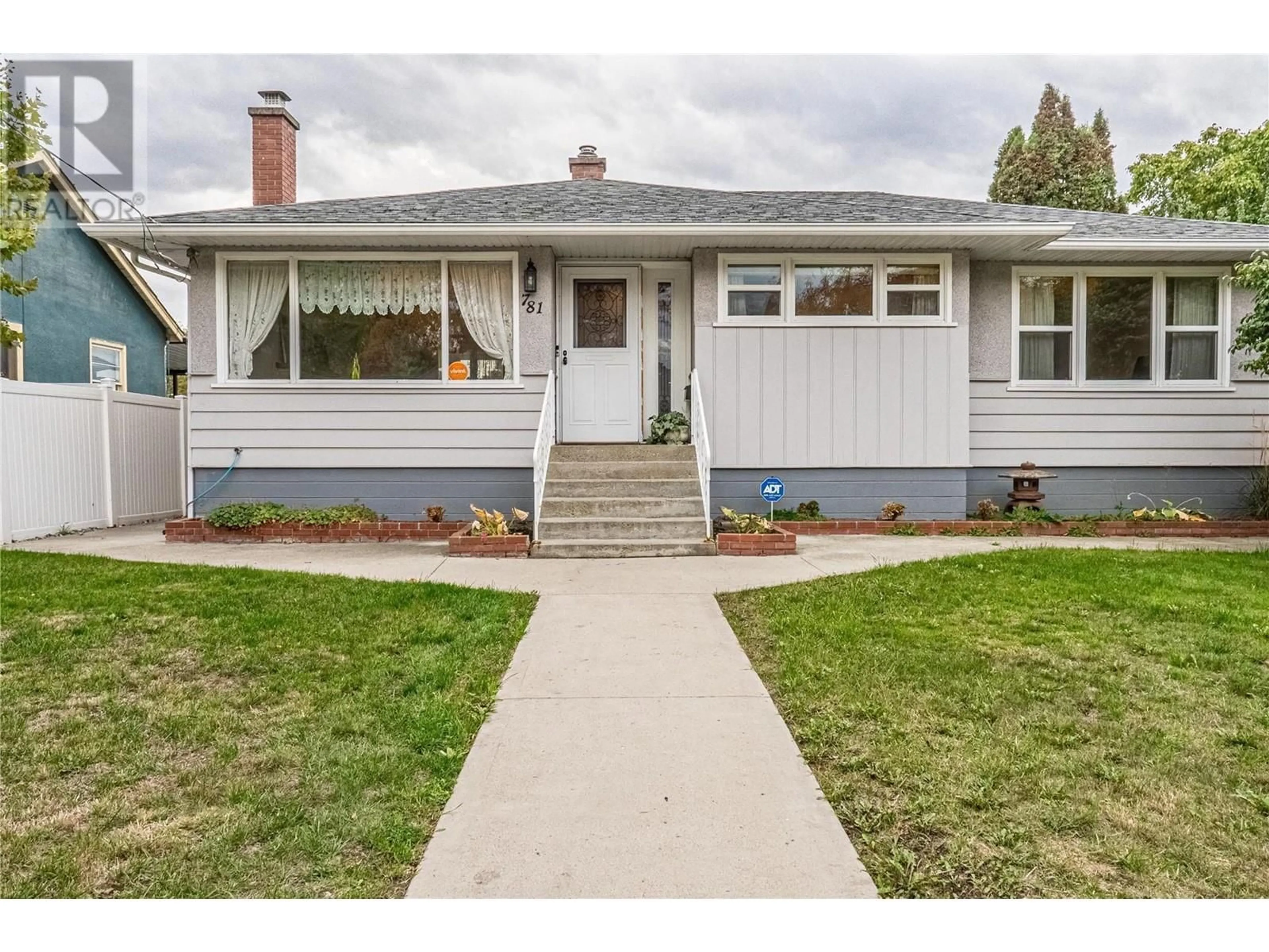 Home with vinyl exterior material, street for 781 SUTHERLAND AVENUE, Kelowna British Columbia V1Y5X4