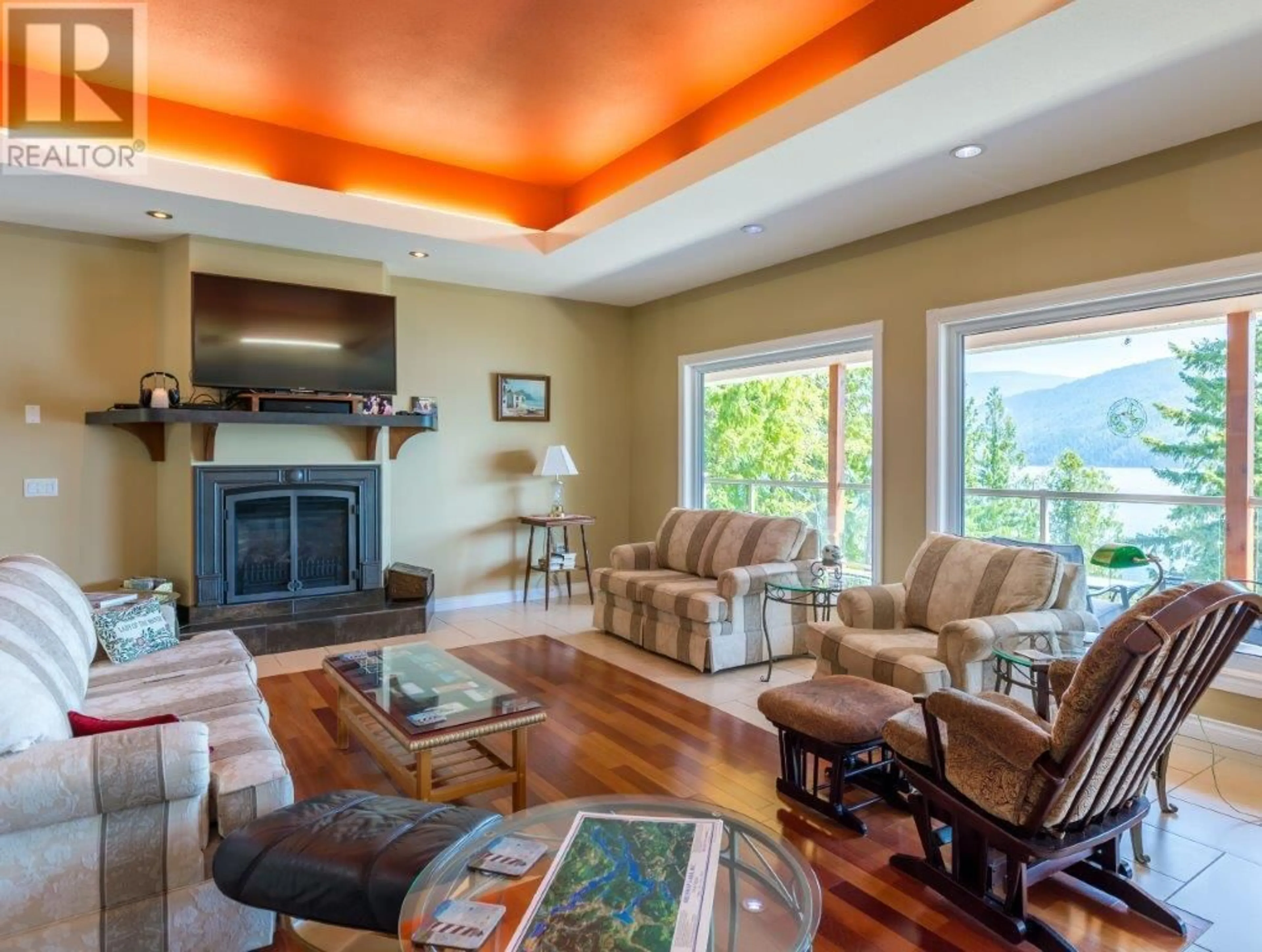 Living room with furniture, wood/laminate floor for SQUILAX ANGLEMONT ROAD, St. Ives British Columbia V0E1M9
