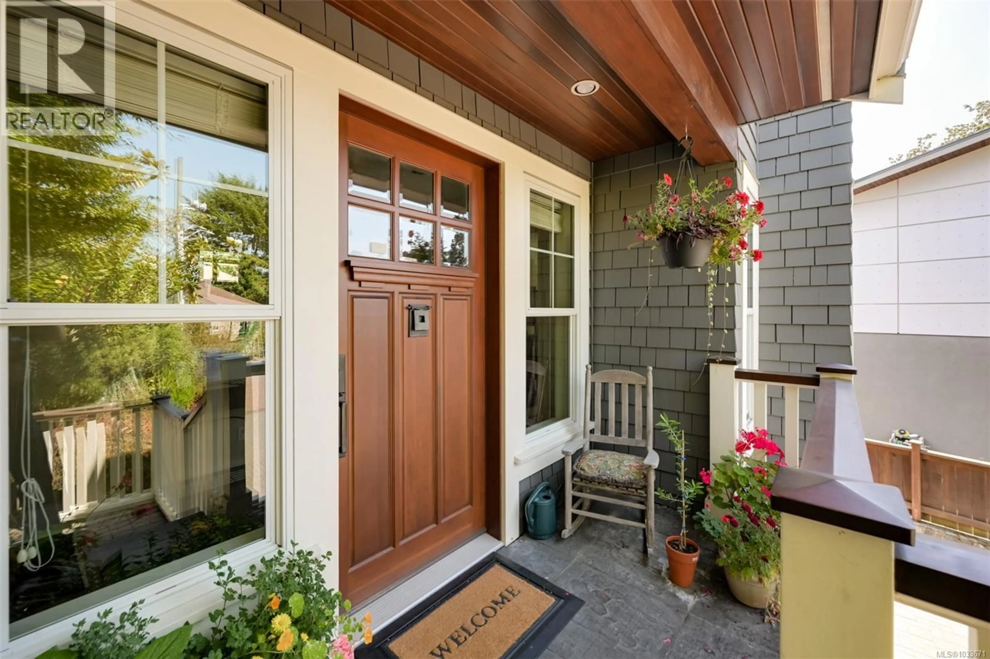 Indoor entryway for 12 BRIAR PLACE, Victoria British Columbia V8S3J5