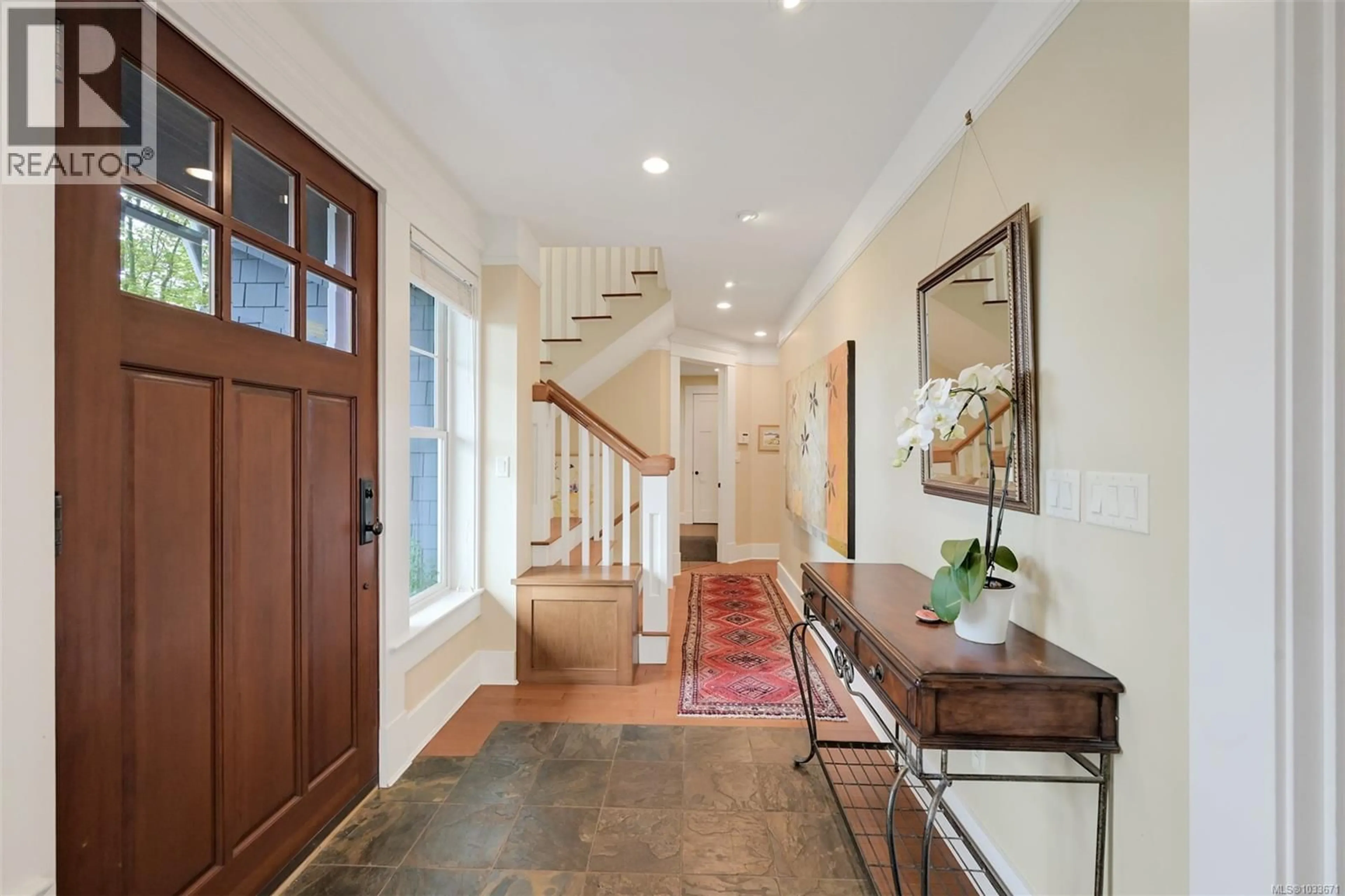 Indoor entryway for 12 BRIAR PLACE, Victoria British Columbia V8S3J5