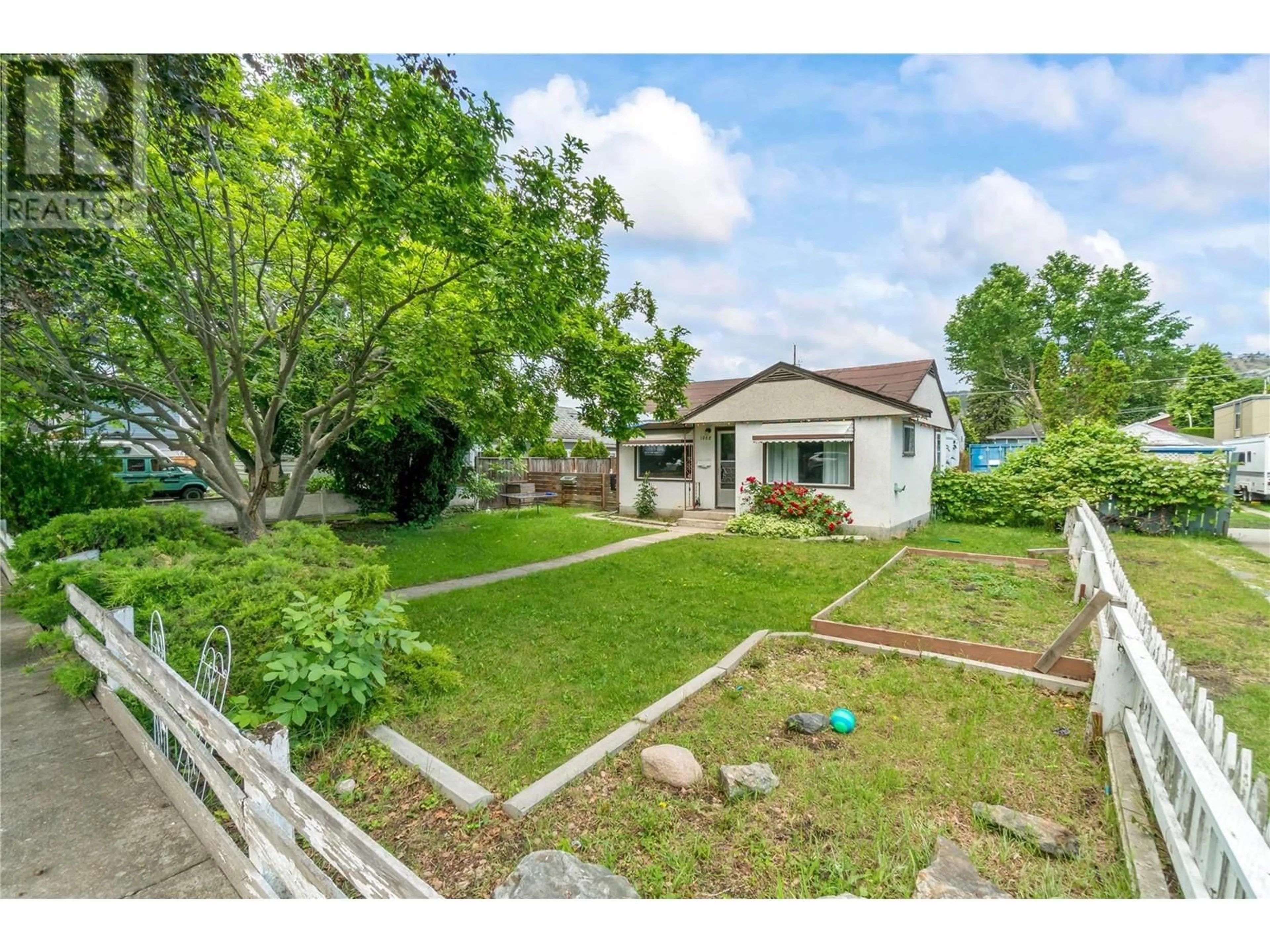 A pic from outside/outdoor area/front of a property/back of a property/a pic from drone, street for 1062 STOCKWELL AVENUE, Kelowna British Columbia V1Y6W5